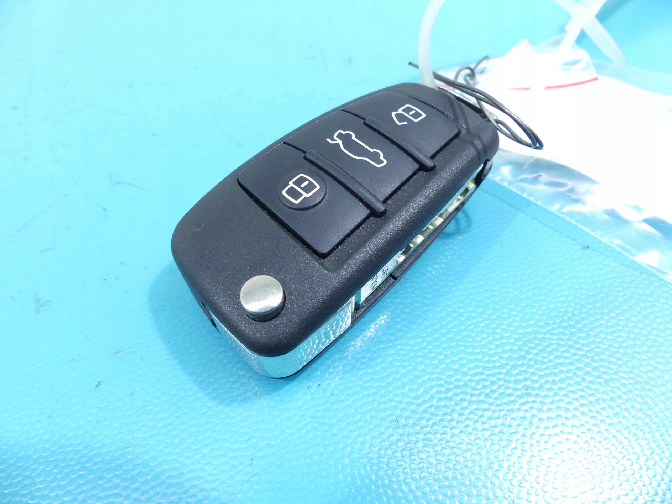 ПУЛЬТ КЛЮЧ AUDI A3v 13-20v0837220d