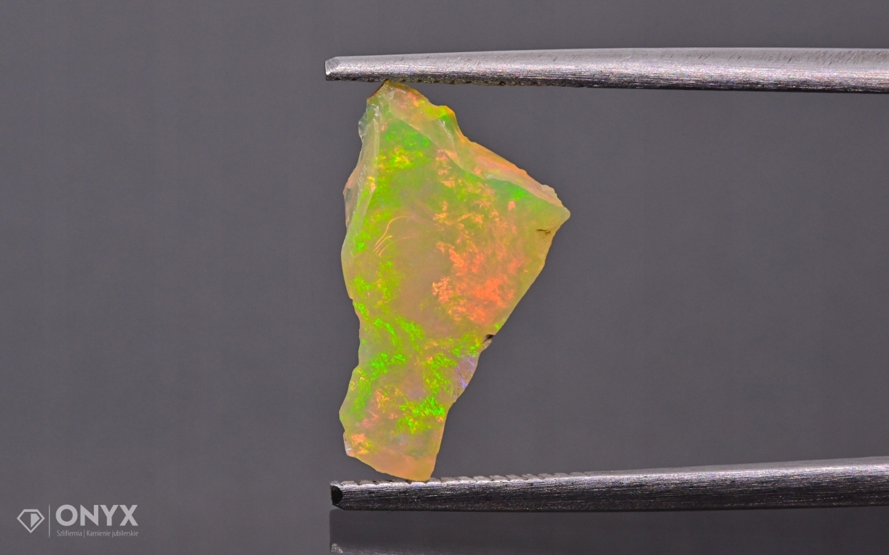 Opal z Etiopie hrudka 14x9 mm