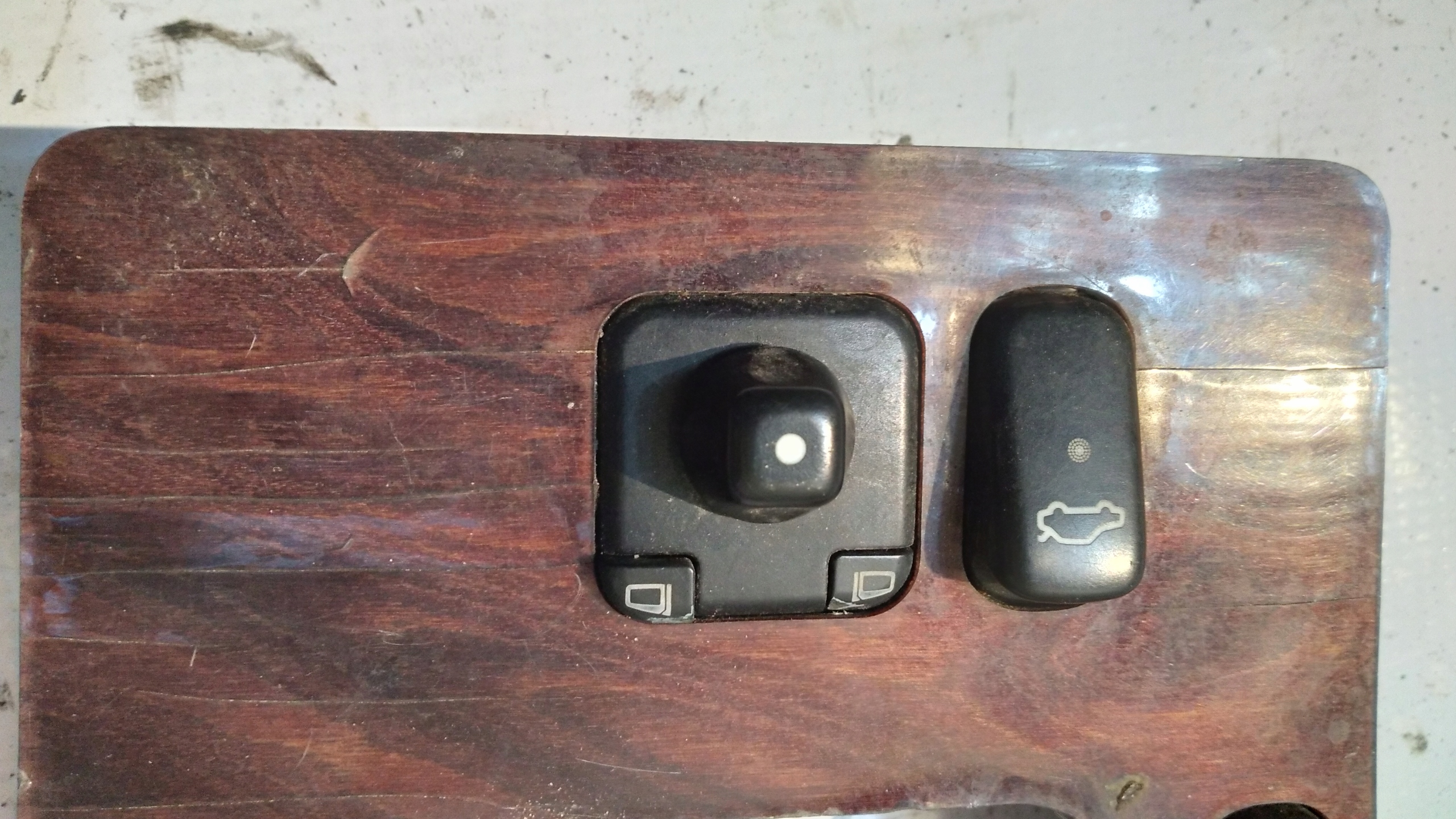 Bouton PANEL PODNOSZENIASZYB MERCEDES E220 486010