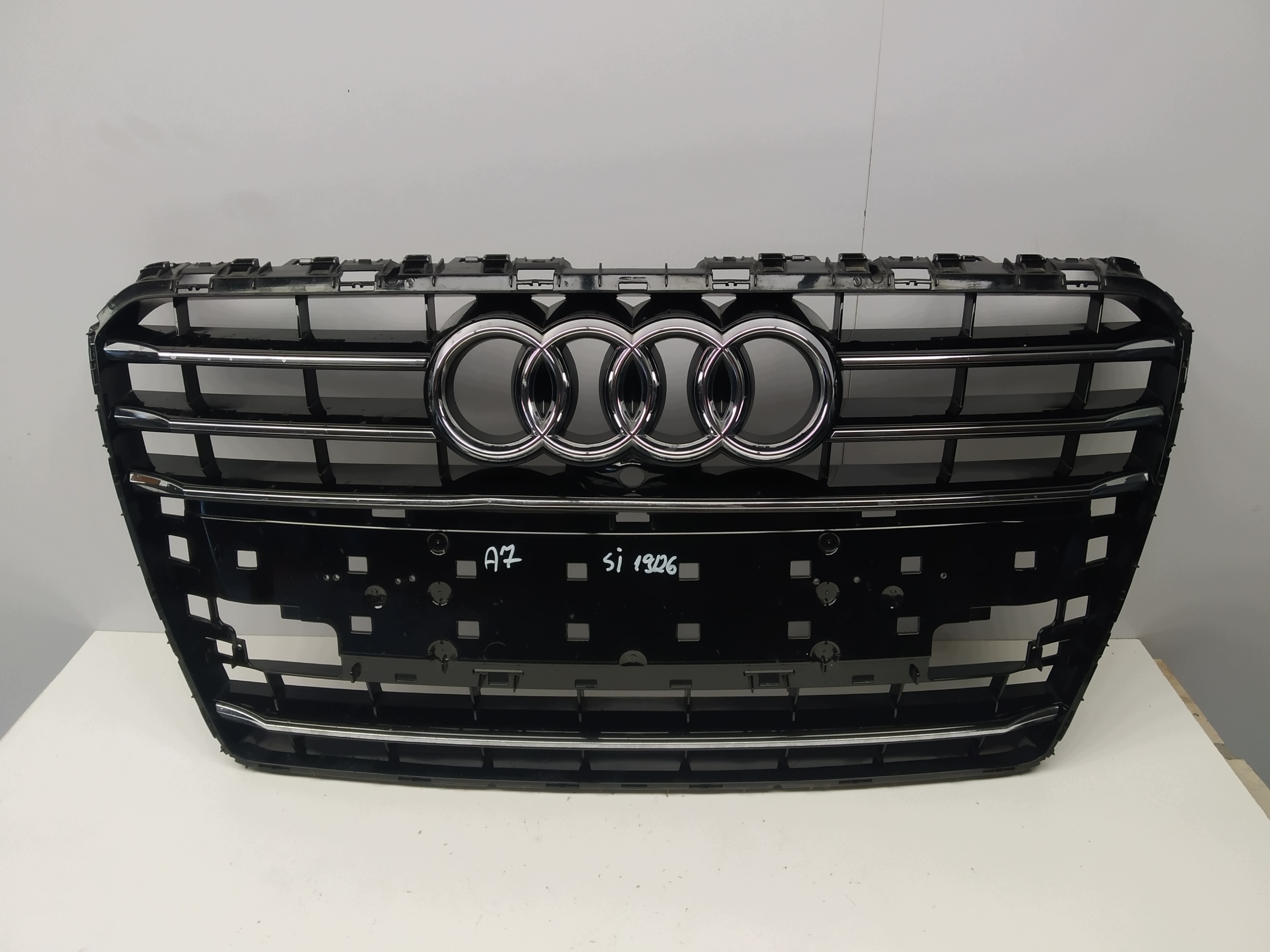 2010-2014r Audi A7 4G8 front PREKLADgrill below kamere w bumper front original