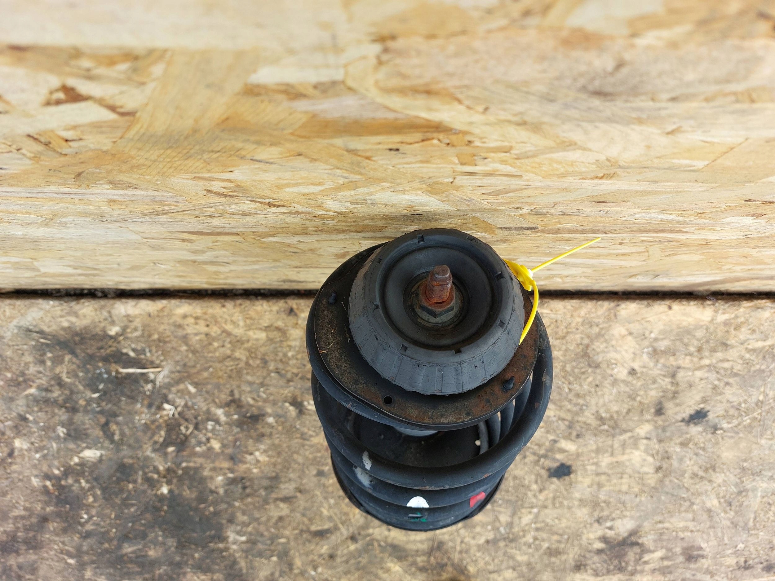 shock absorber left front HYUNDAI i20 and 08-14 54650-1J000