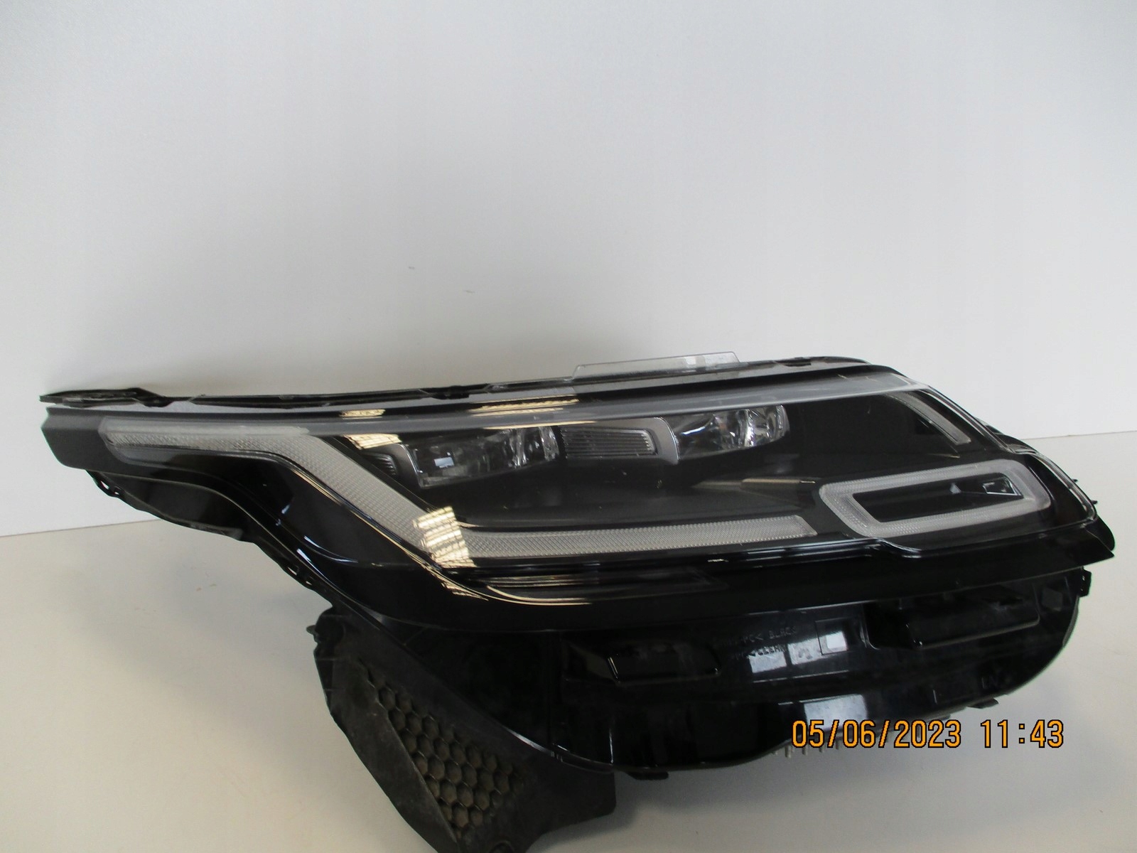 lampa FULL LED PRAWA RANGE VELAR J8A2-13W029-EG Producent części Land Rover OE