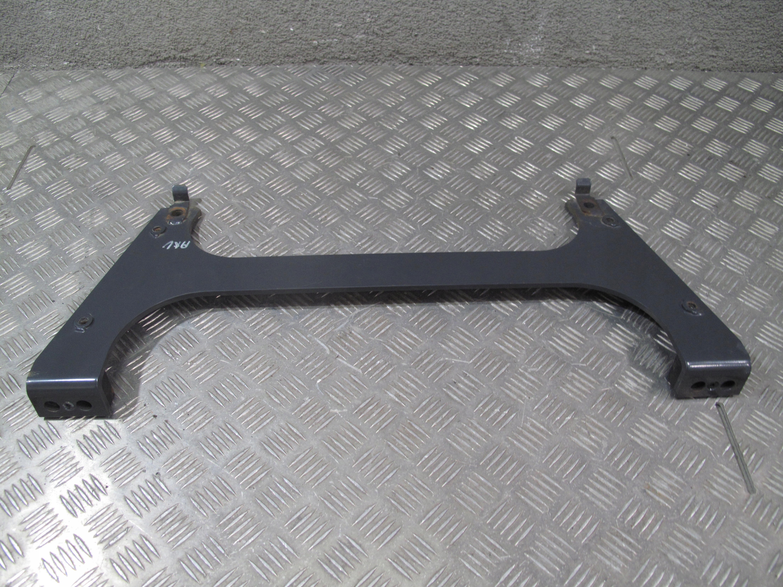 1933626 - КРЕПЛЕНИЕ ОСНОВАНИЯ БАТАРЕЙ SCANIA R S