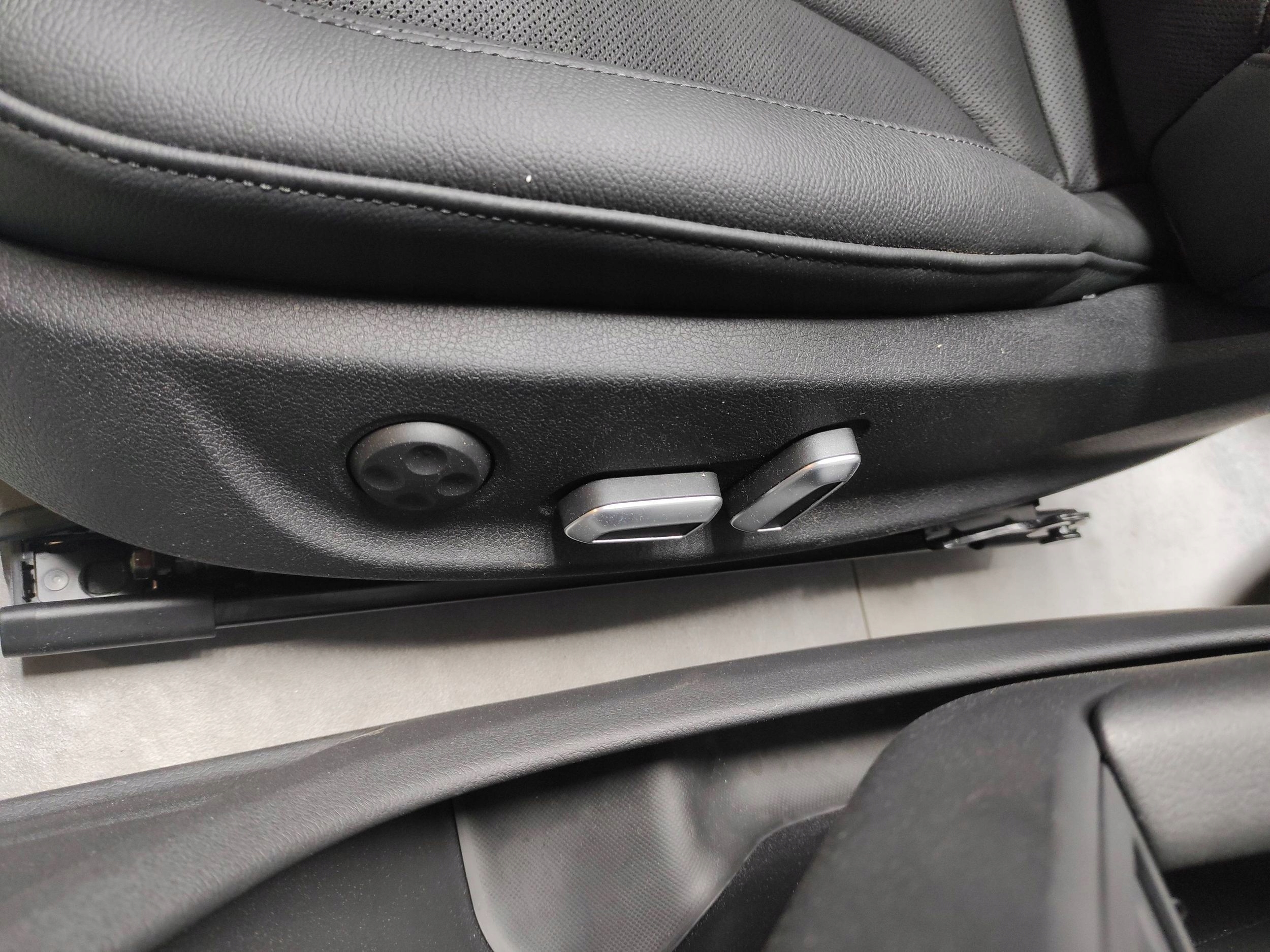 Audi A5 8T seats side leather WENTYLOWANE