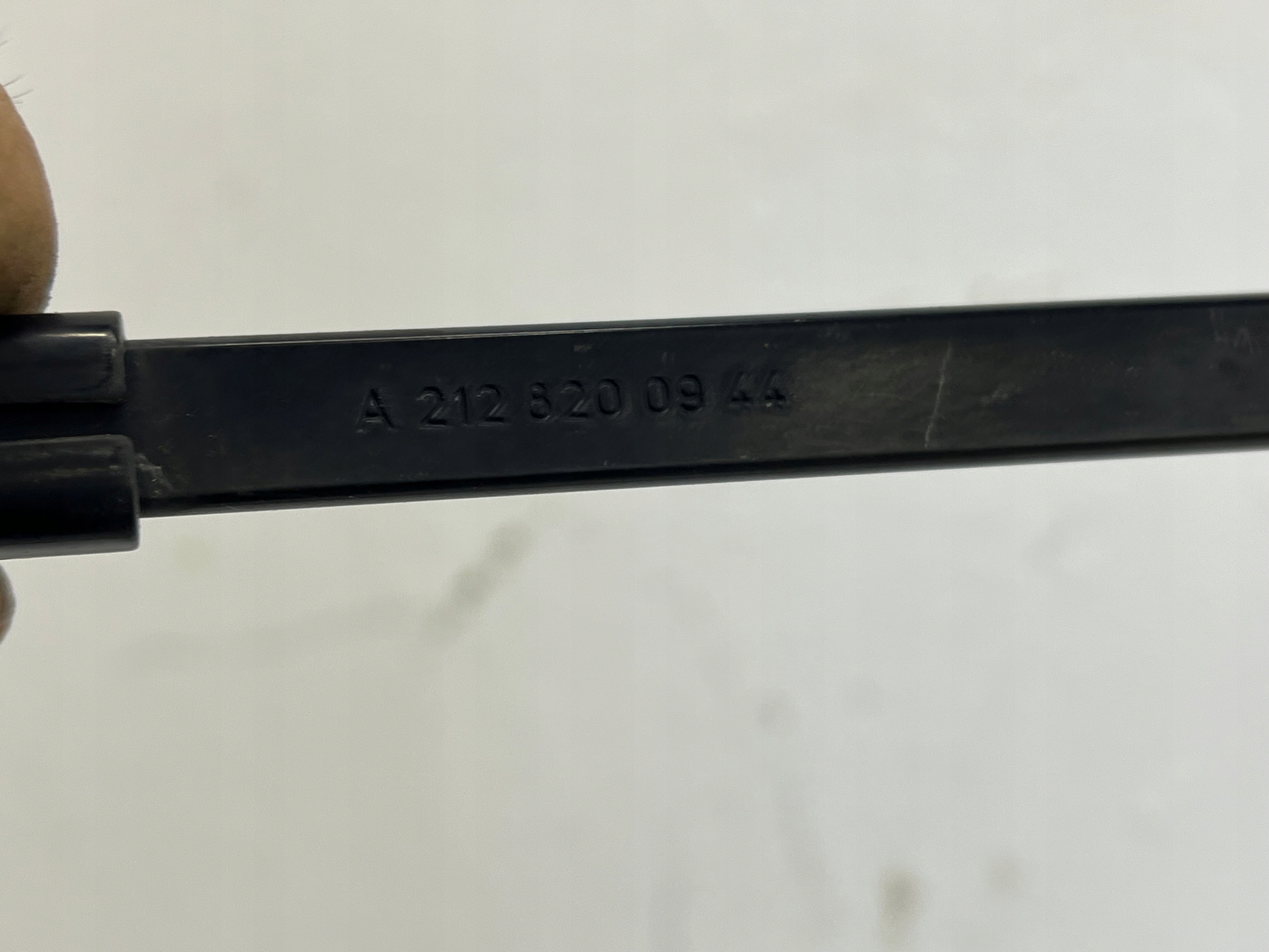 stierača predné MERCEDES-BENZ E (W212) A2128201344 A2128200944