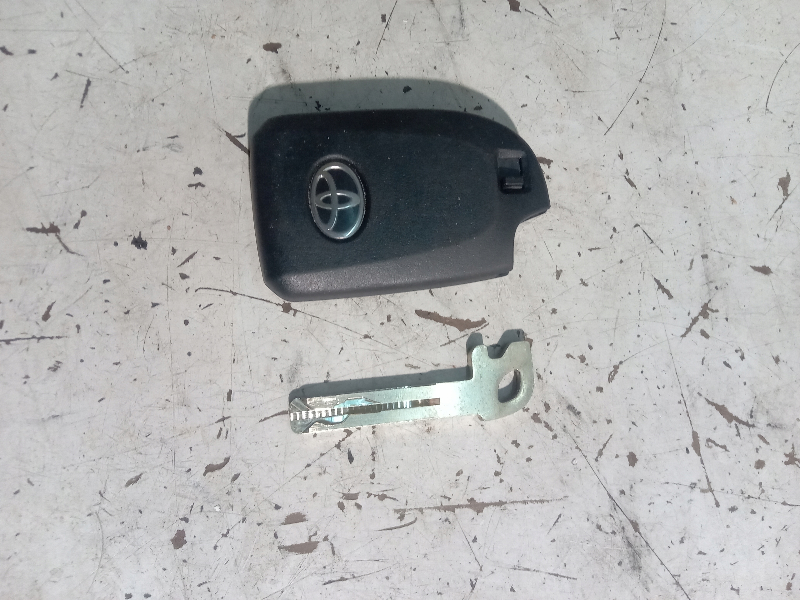TOYOTA AYGO II KLUCZYK PILOT KEYLESS SMARTKEY Producent części Toyota OE