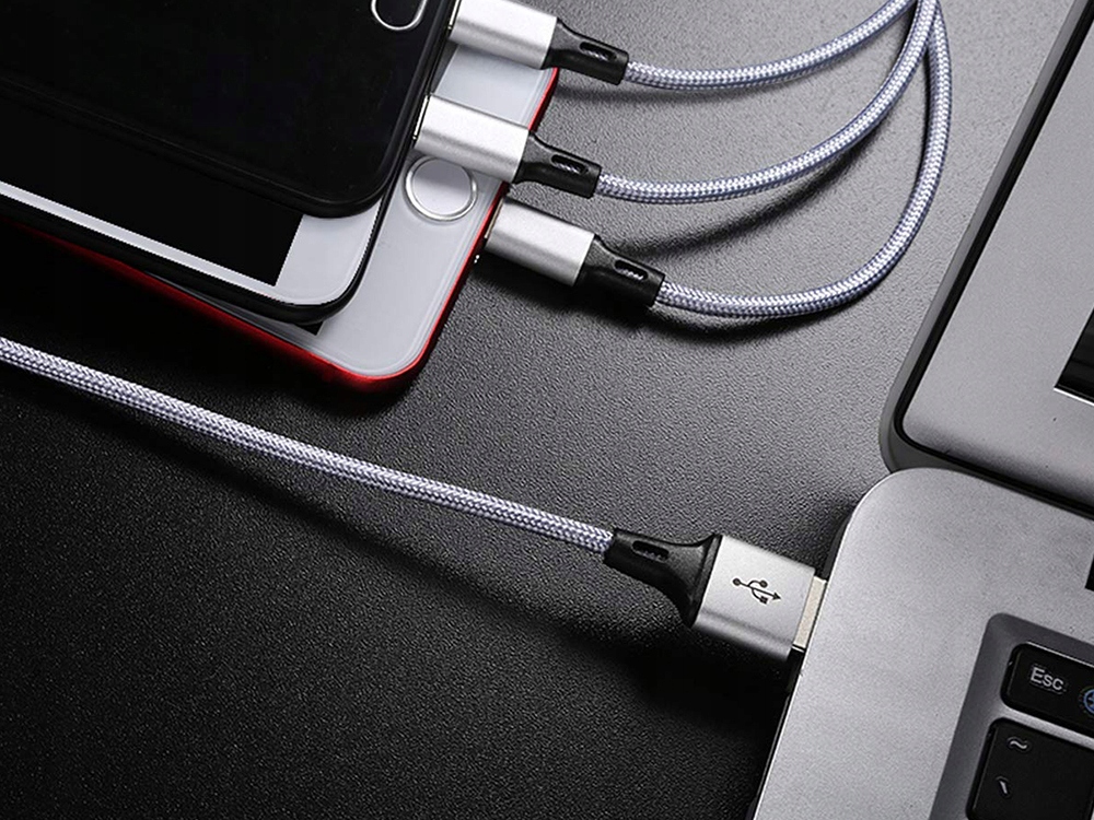 Ce câble USB, Lightning, USB-C et Micro-USB est à 7,95