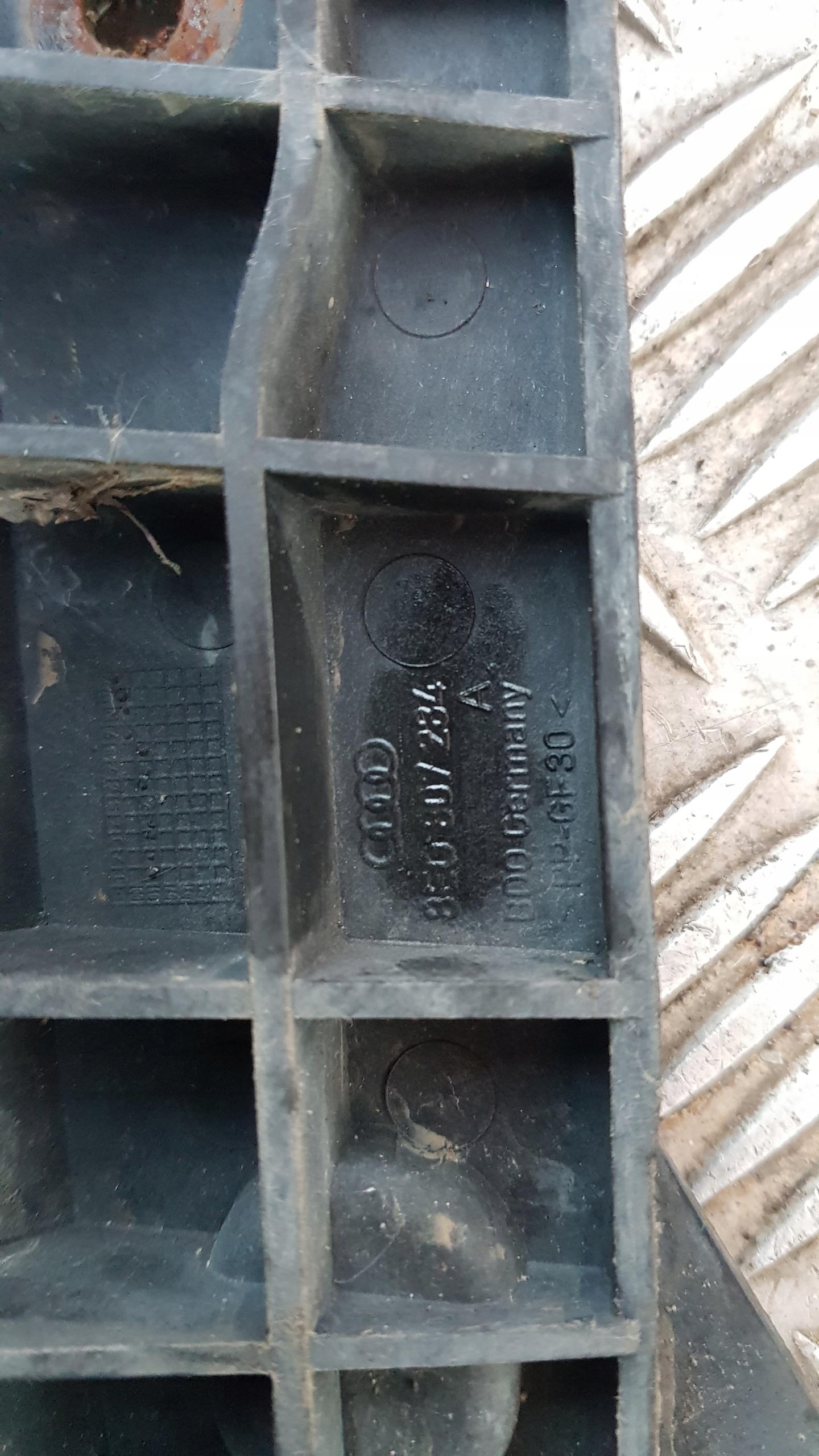 AUDI A4 B6 Poignée Support plaque Pare choc 8e0807284