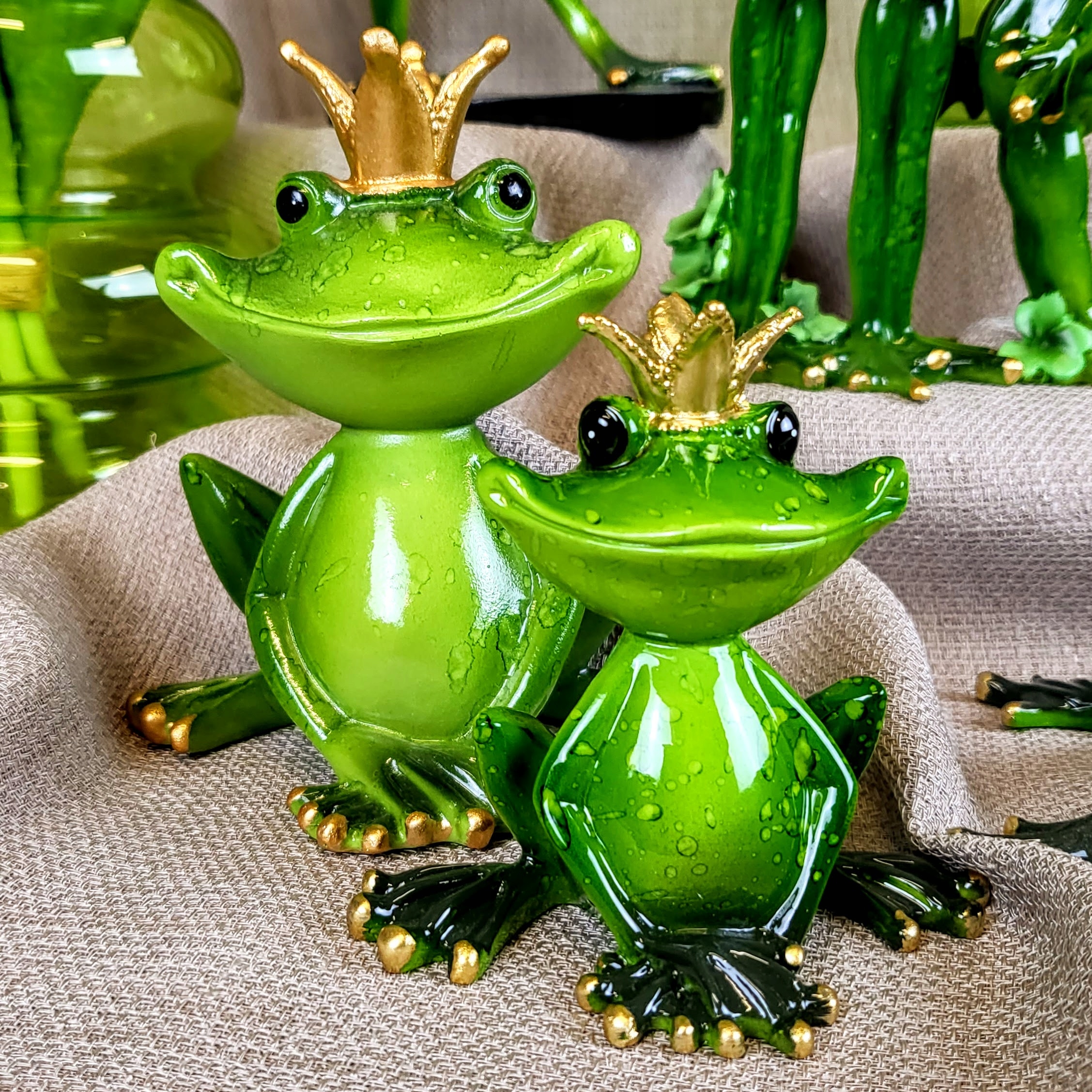 FIGURKA ŻABA W KORONIE 12X10,5X8 Wysokość produktu 12 cm