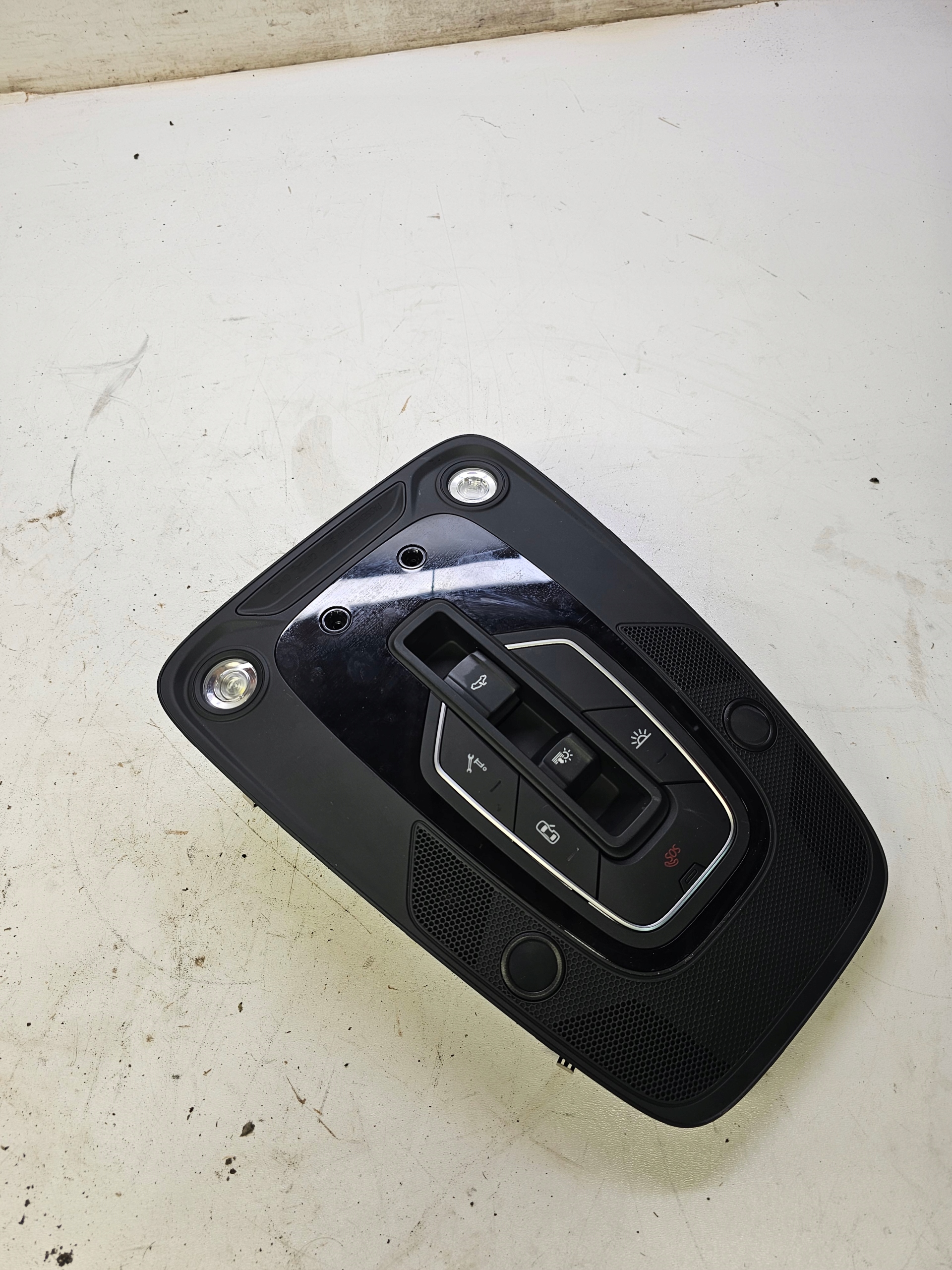 light OSWIETLENIE cabs AUDI A6 C8 4K0947135H