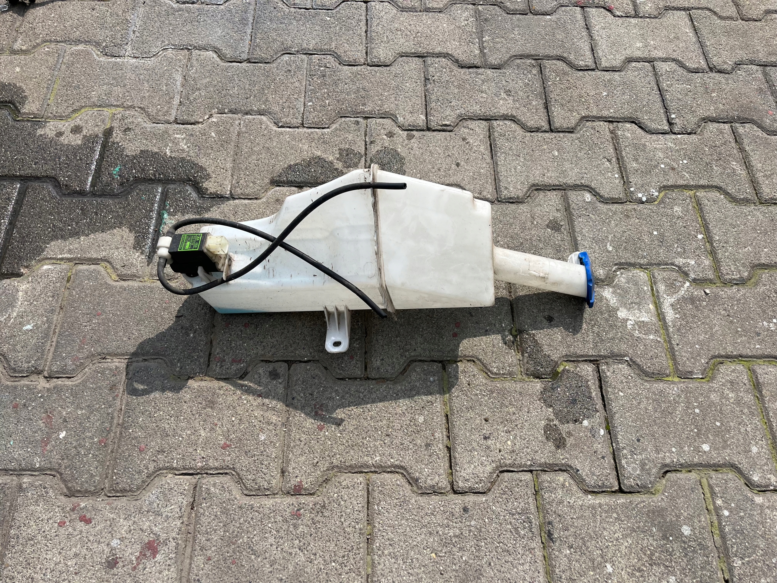 Hyundai IX 20 washer fluid tank