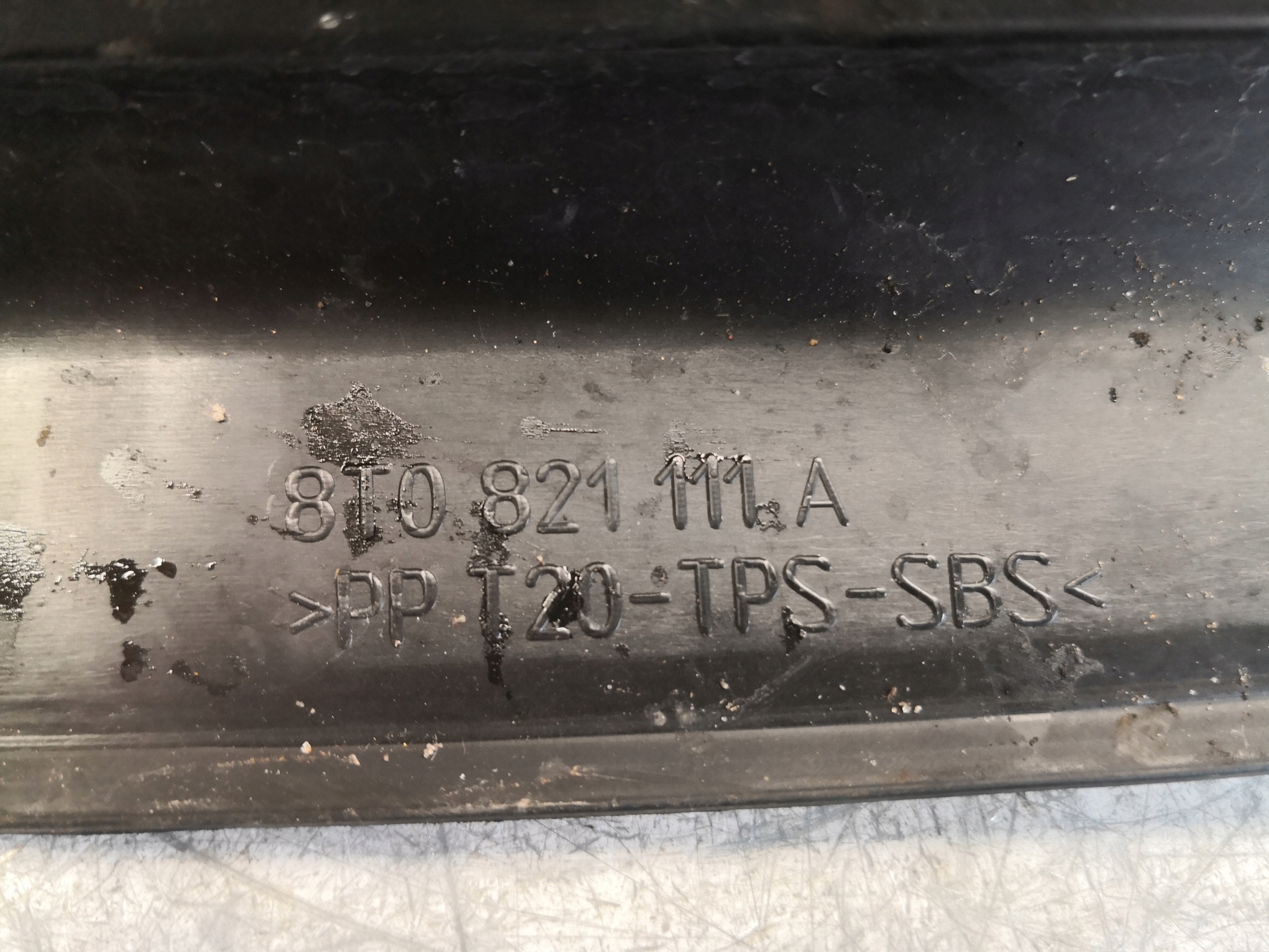 Blende Abdeckung des Kotflügels links AUDI A5 8T0821111A