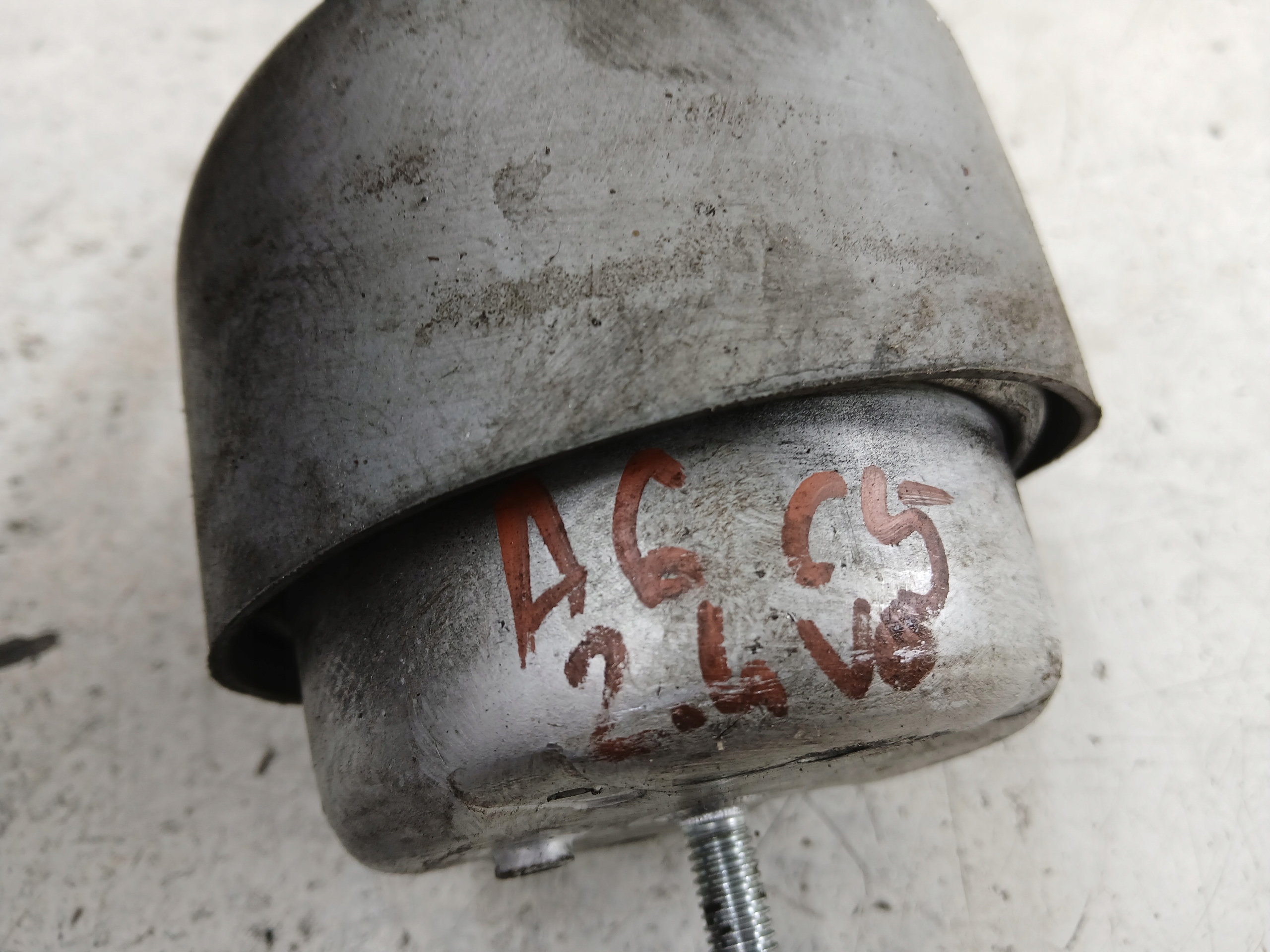 AUDI A6 C5 2.4 engine mount