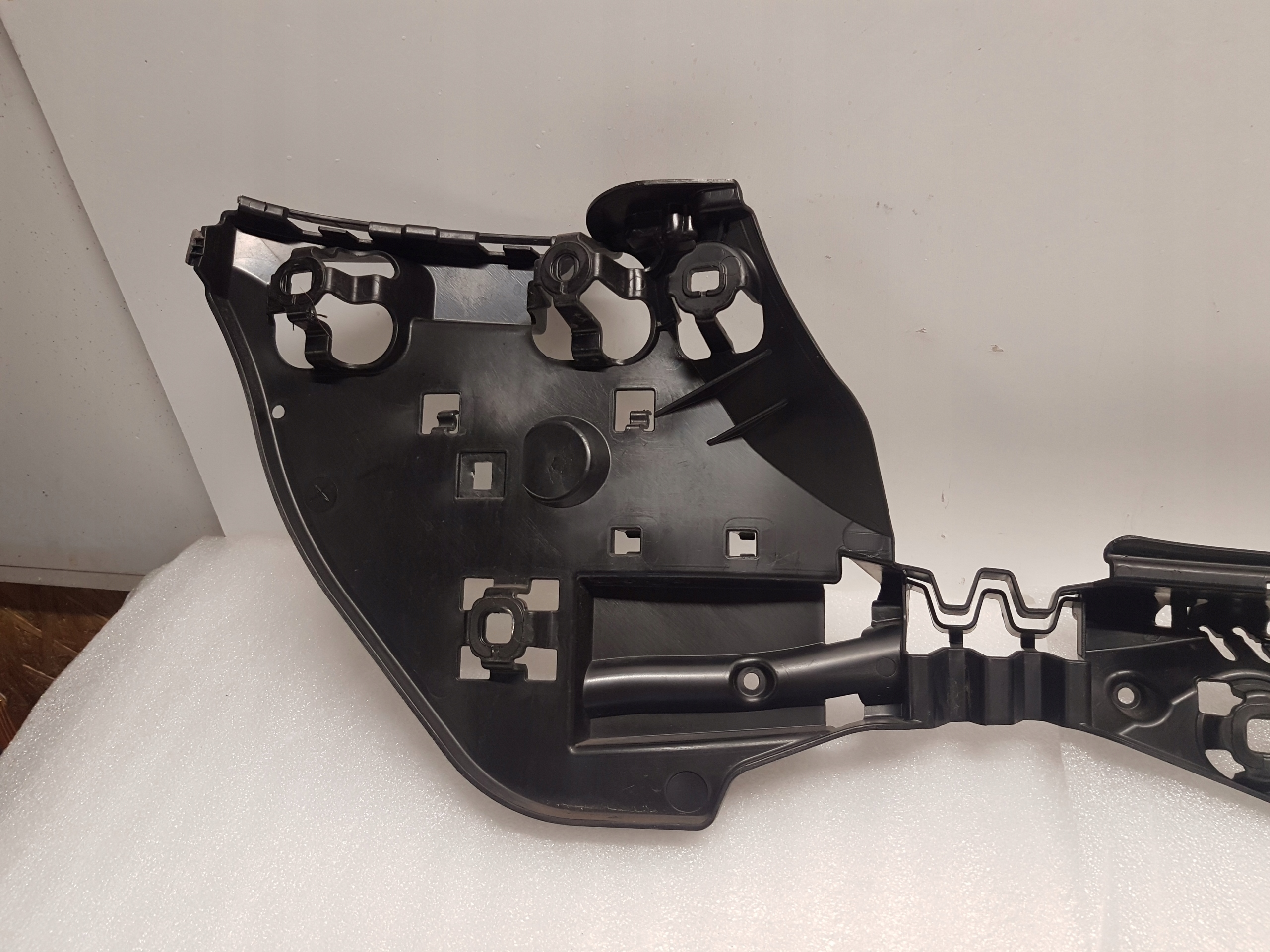 bumper bracket rear part BMW G30 LCI 9498616