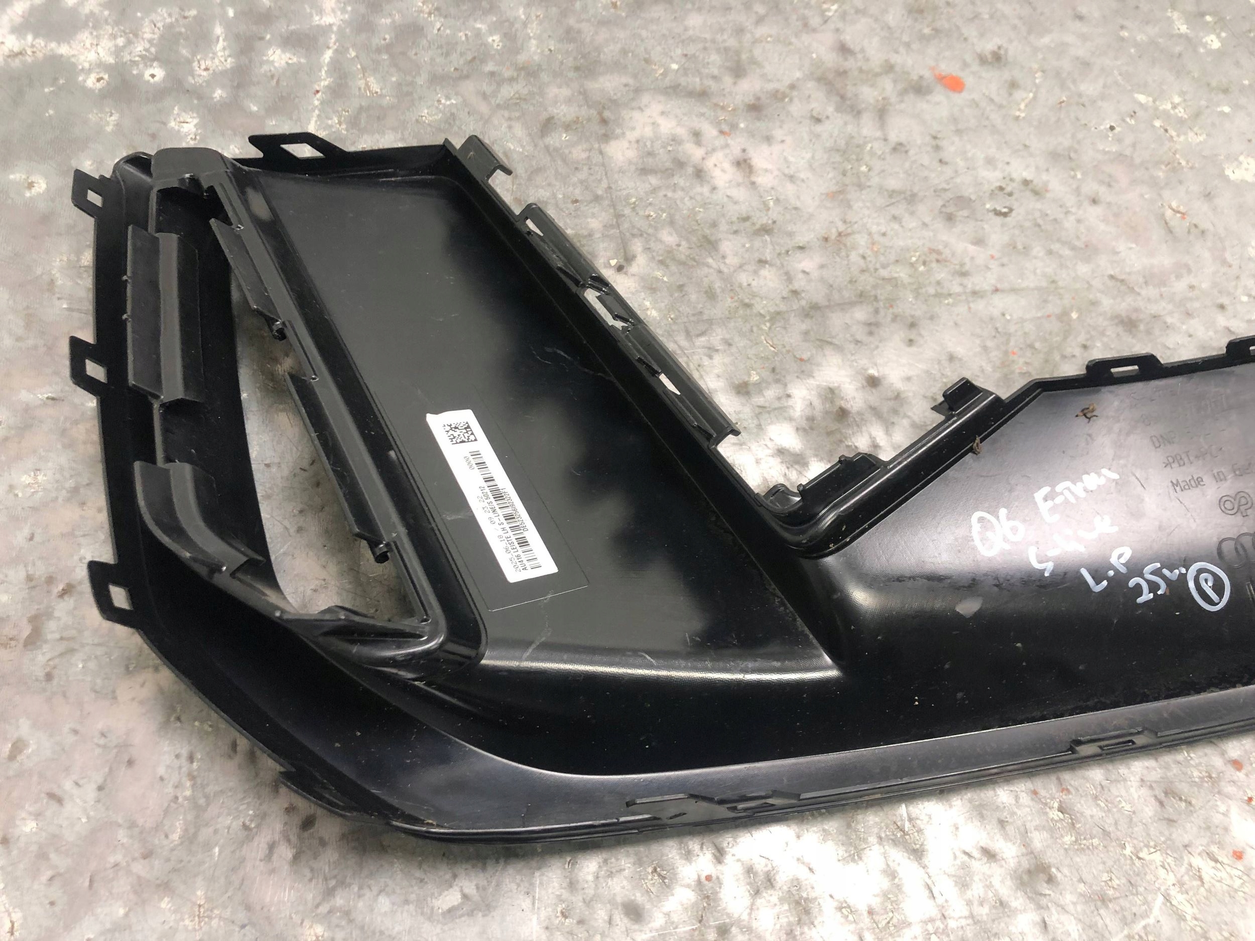 grid of a bumper left front S-LIN E AUDI Q6 R-TRON 85H807967