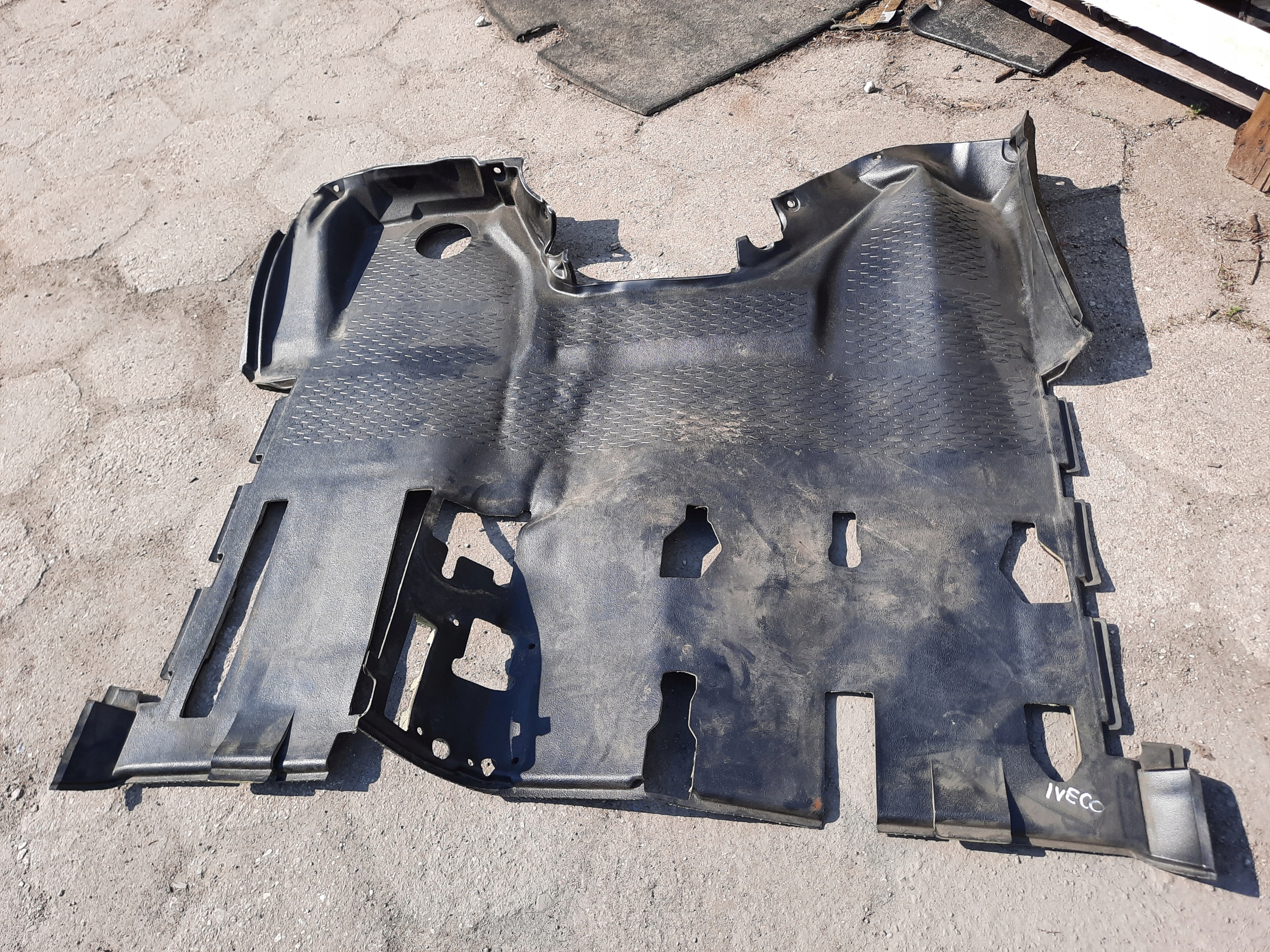 28 IVECO VI 14- DYWAN WYKŁADZINA PODŁOGA