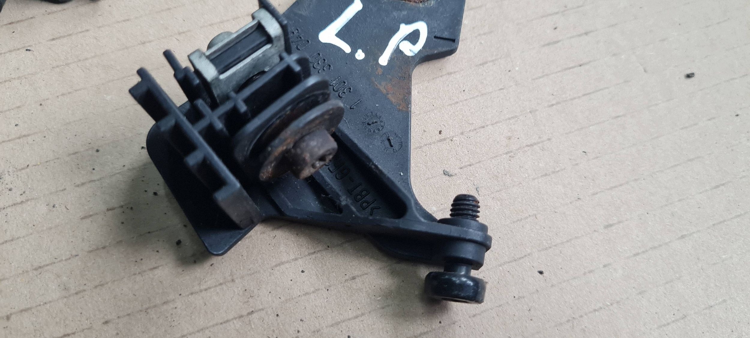 A5 8T LIFT bracket hook holder lights left front 1301330049 A4 B8 LIFT