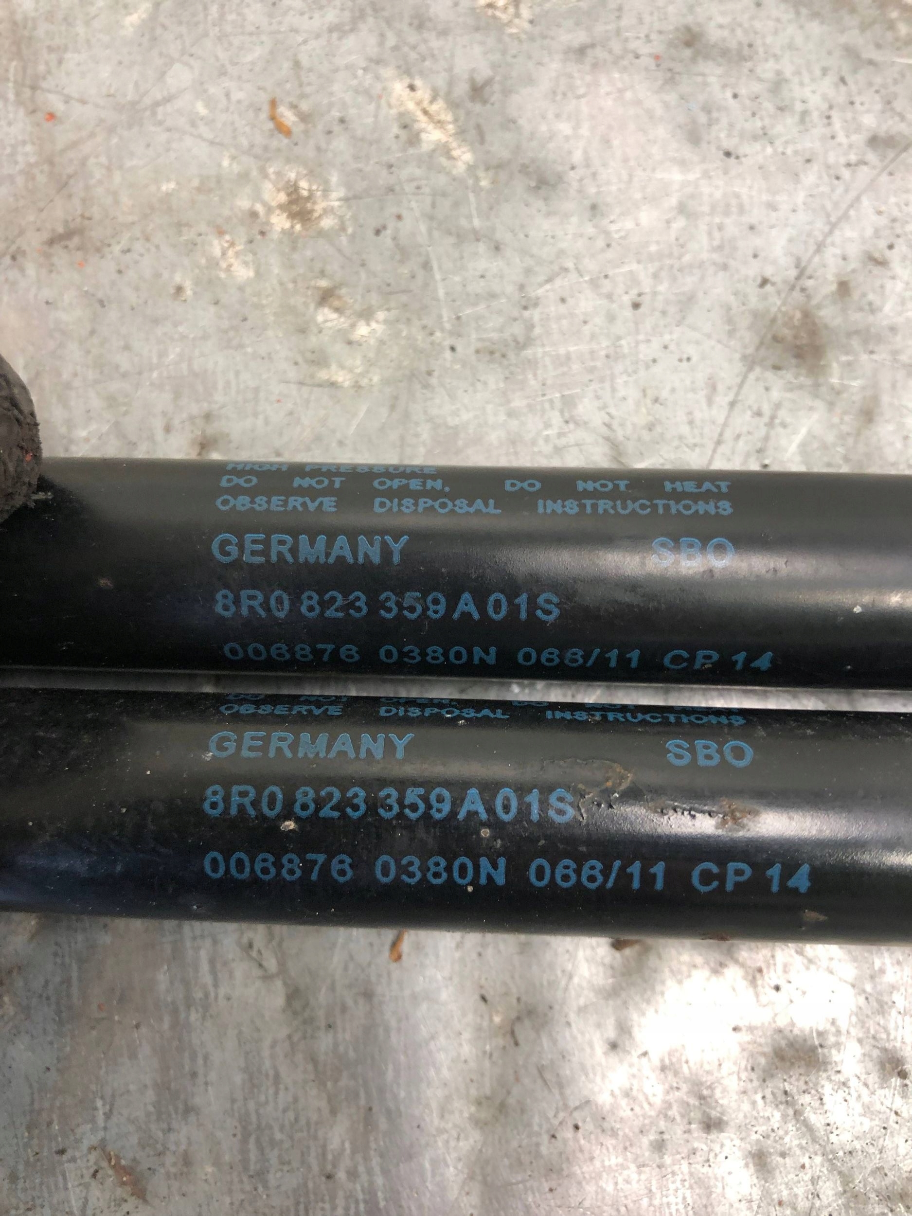 SILOWNIKI du capot AUDI Q5 8R0823359A