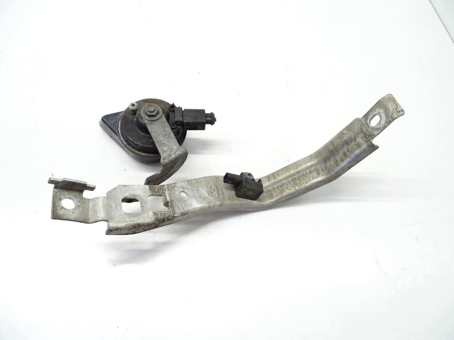 KLAKSON SYGNAL bracket holder left side AUDI TT 8S0959115A 8S0951223