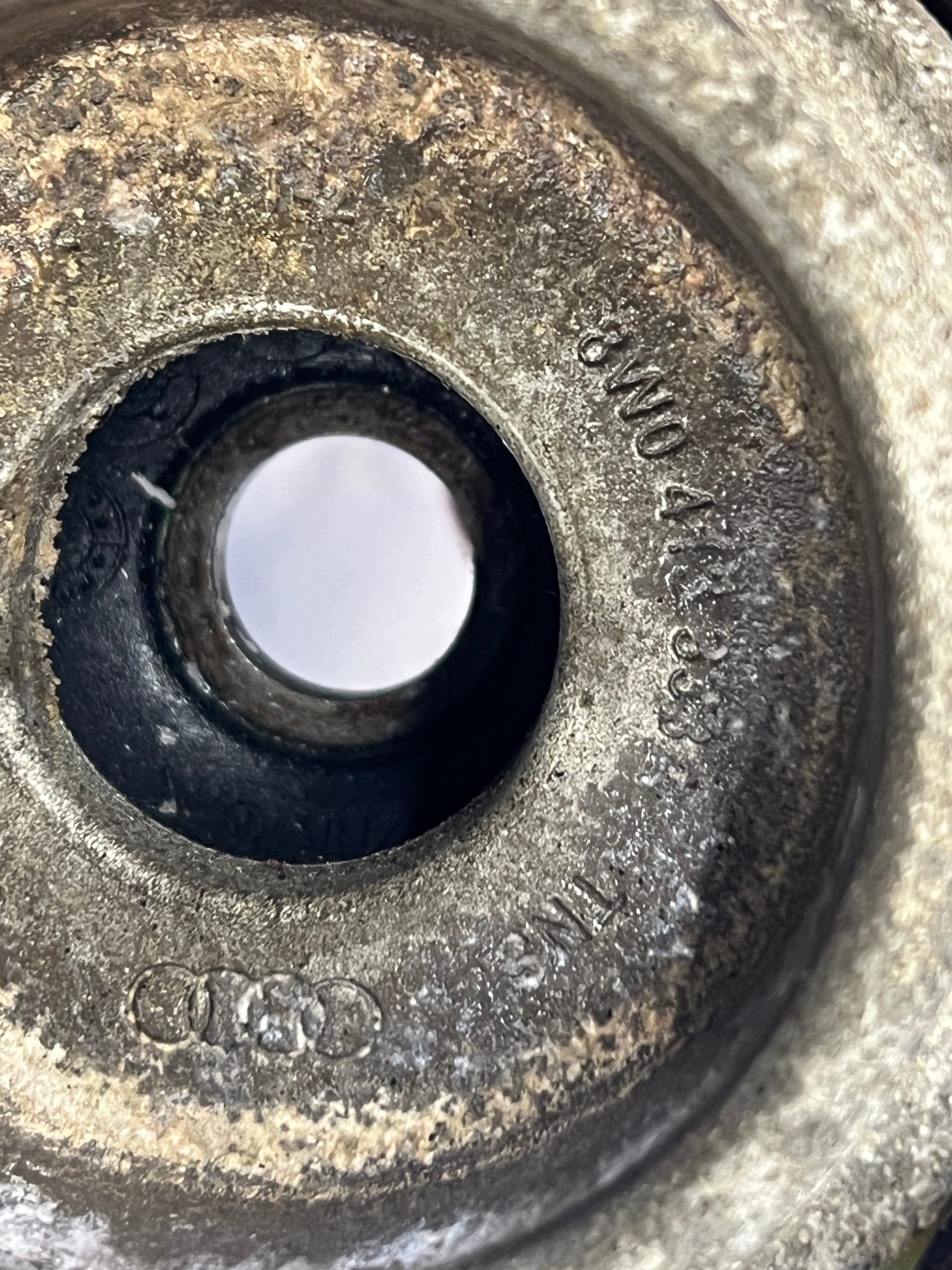 holder upper of a shock absorber right front A4 B9 A5 8W0413333A