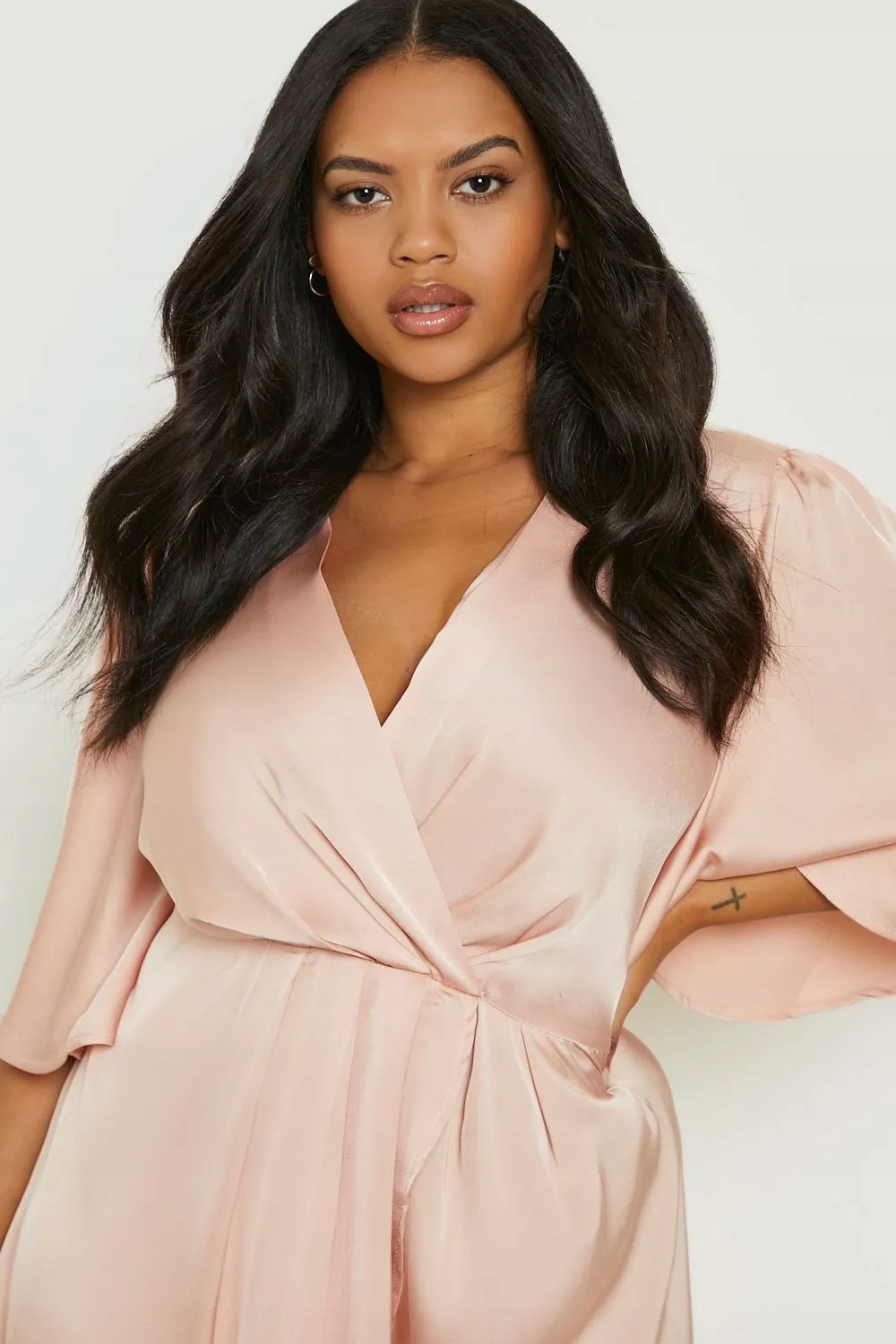 Boohoo PLUS SIZE SATYNOWA KOPERTOWA SUKIENKA MIDI RÓŻOWA 48 Kolor różowy