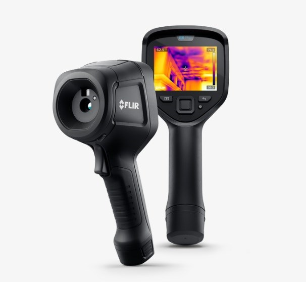 Termovizní kamera FLIR E6 Pro na černém pozadí