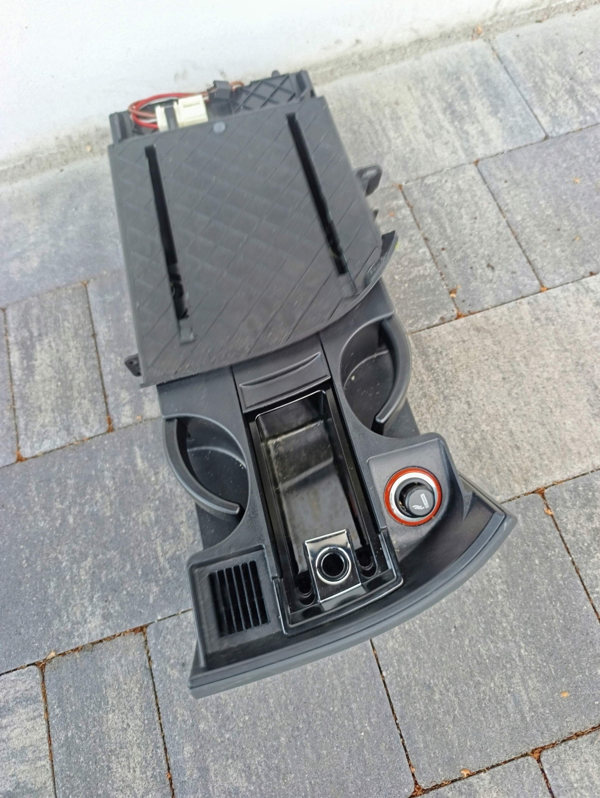 VW T5 MULTIVAN PODWOJNY bracket for KUBKI/ ashtray 7E5858601A