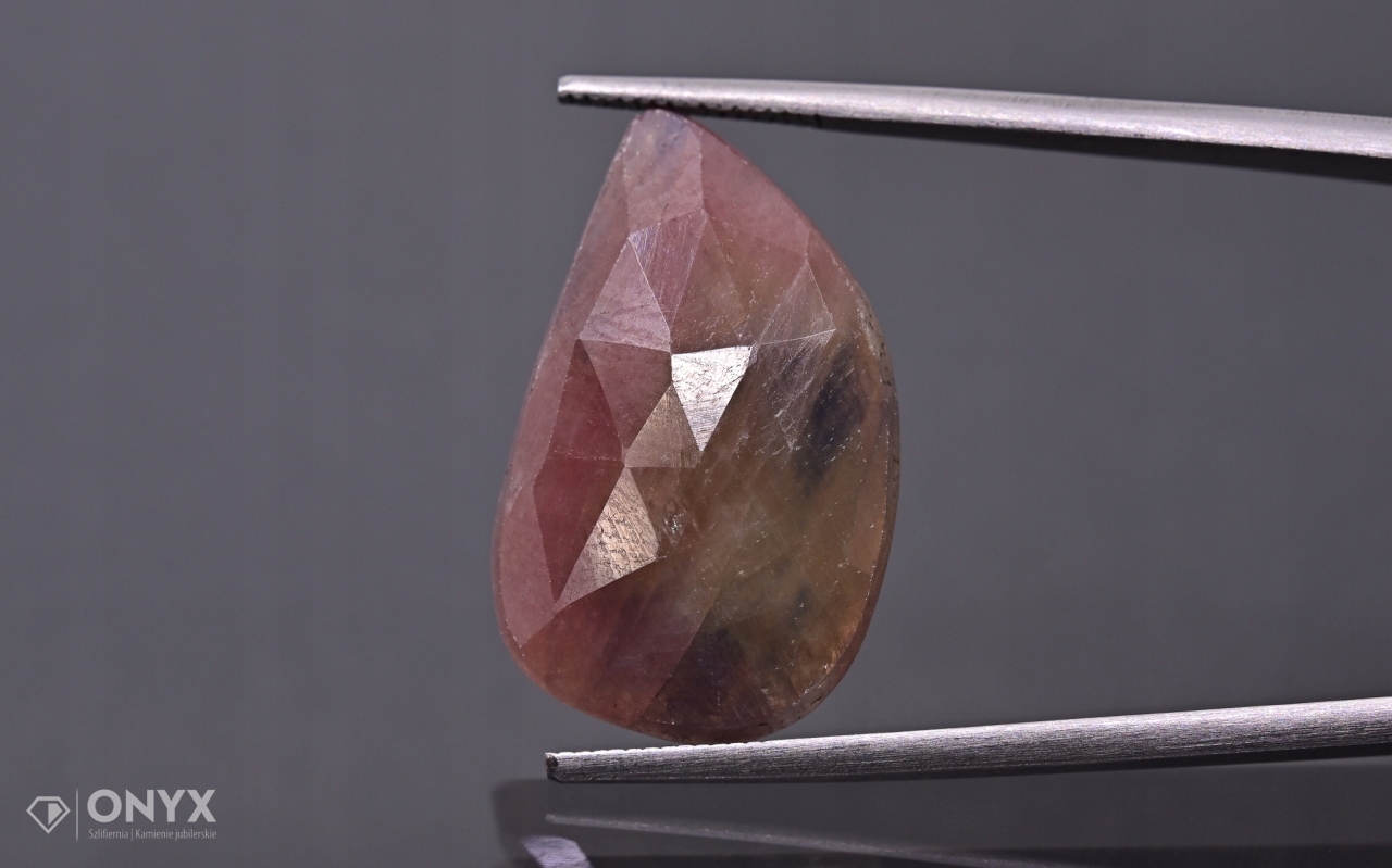 Safír fasetovaná nepravidelná rozeta 22x14 mm