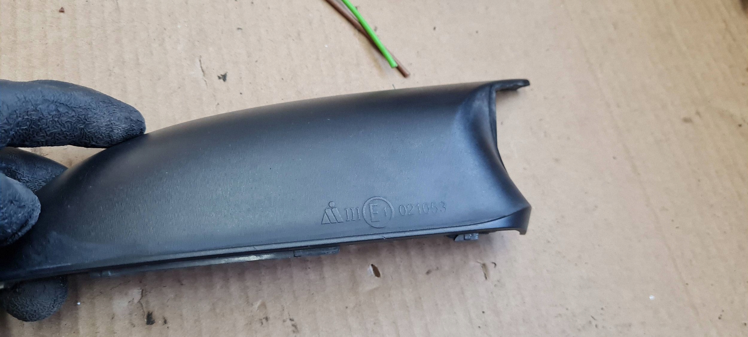 S5 8T A5 LIFT cap cover plastic lower right front R19300 A4 B8 S4