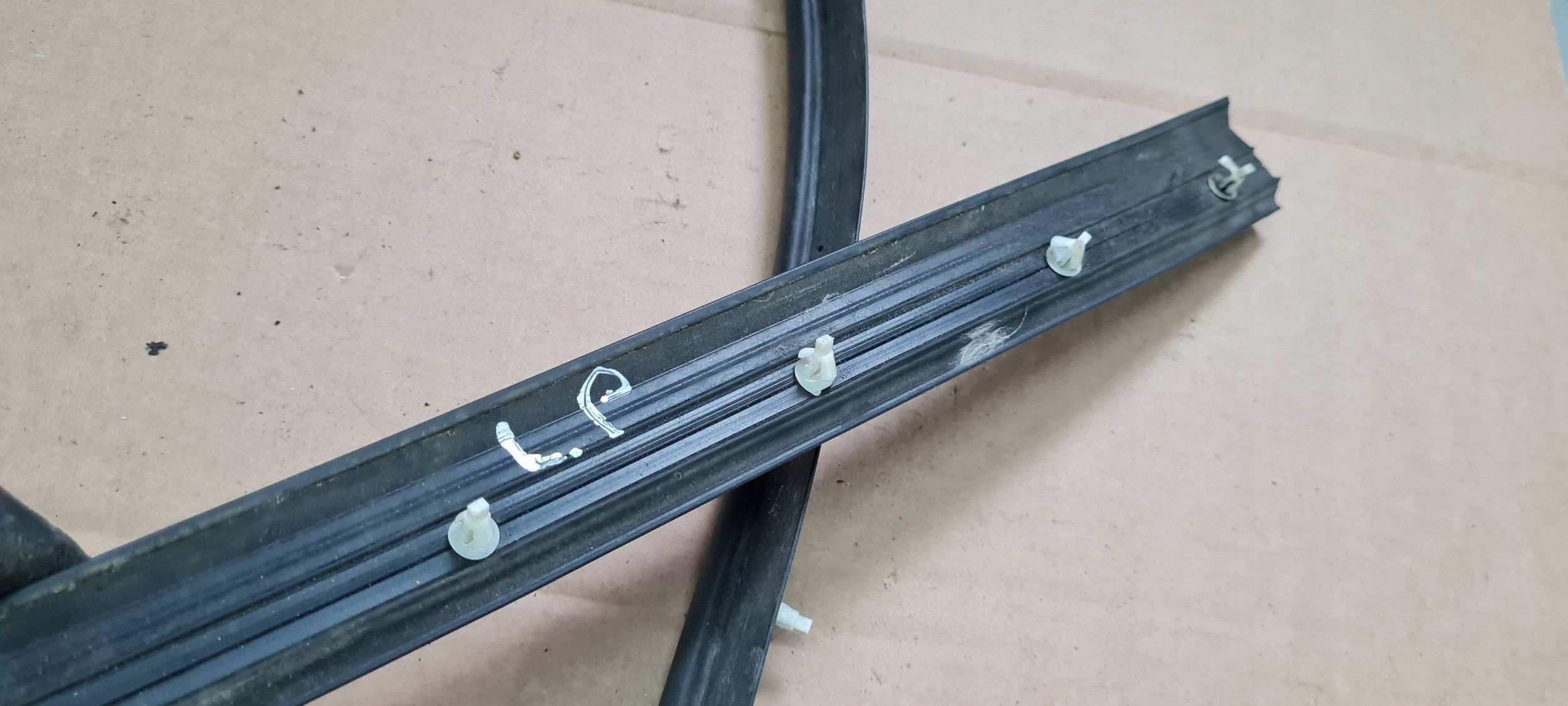 Q3 83A gasket rubber threshold of the threshold left 83A833177