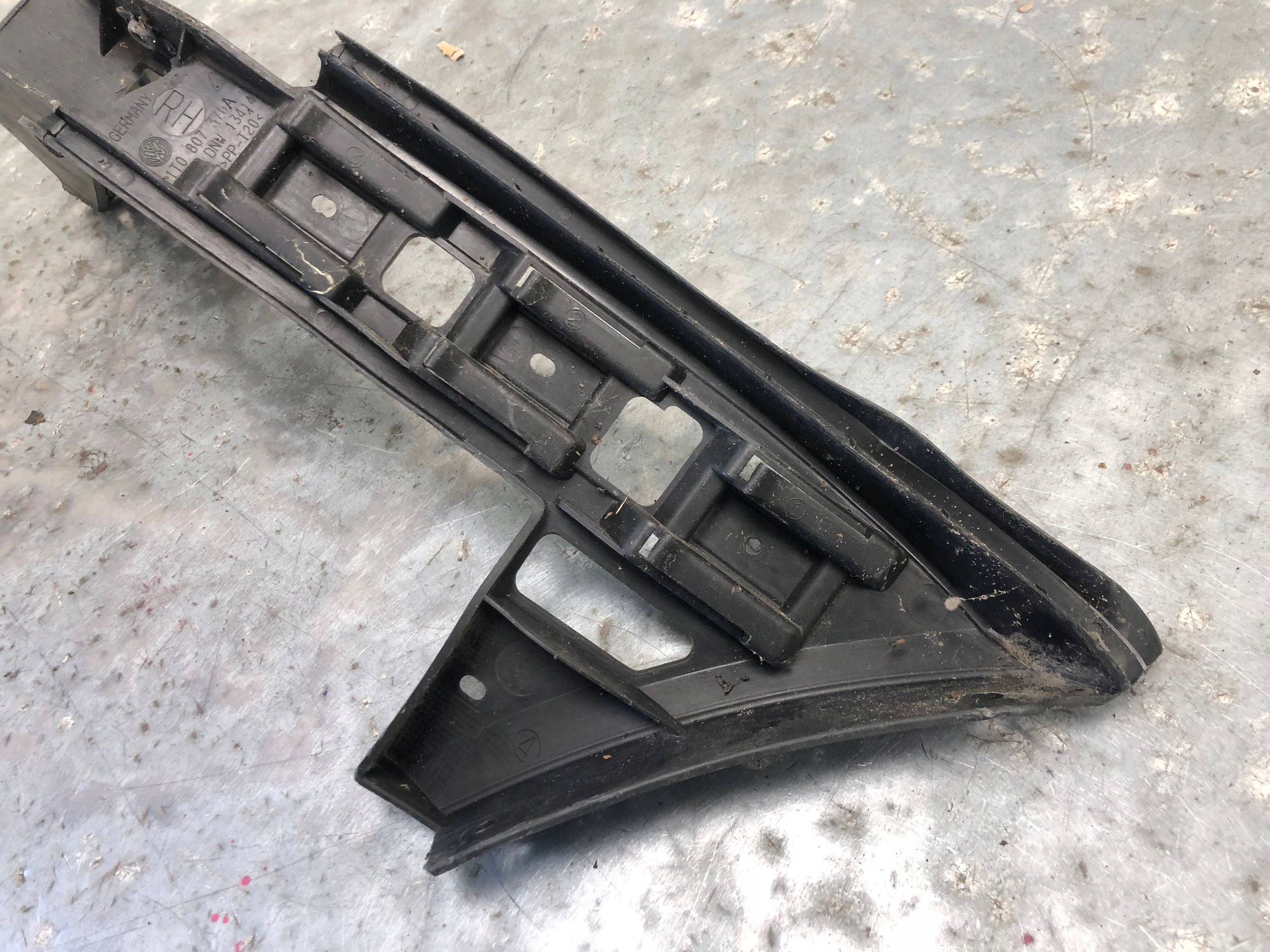 bumper bracket right rear part VW TOURAN and 1T0807376A