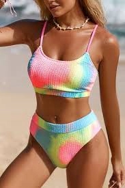 Cupshe Top s texturou tie-dye wash a vysokým pasem v kompletu s bikinami