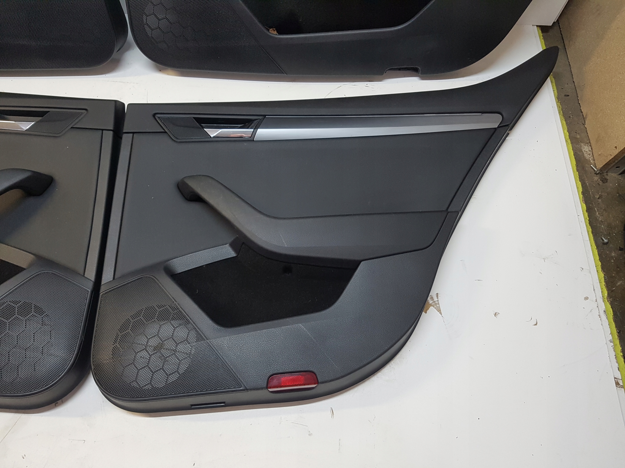 SKODA SUPERB III 3V БЕКОН ЗАДНІ ДВЕРІ З ПІДСВІЧУВАННЯМ