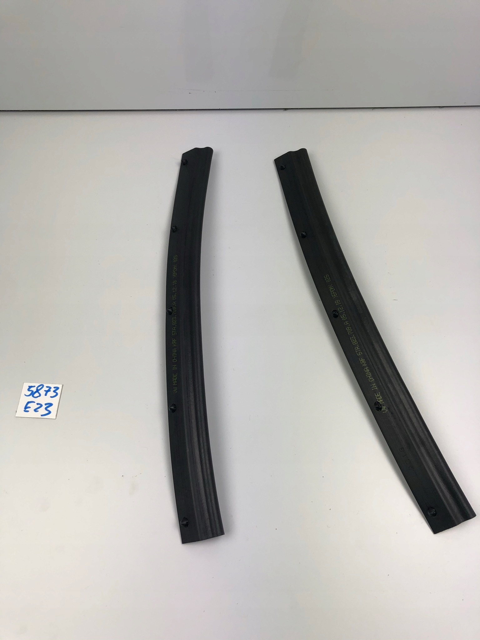 Joint du capot VW TOURAN 5TA 5TA823709A