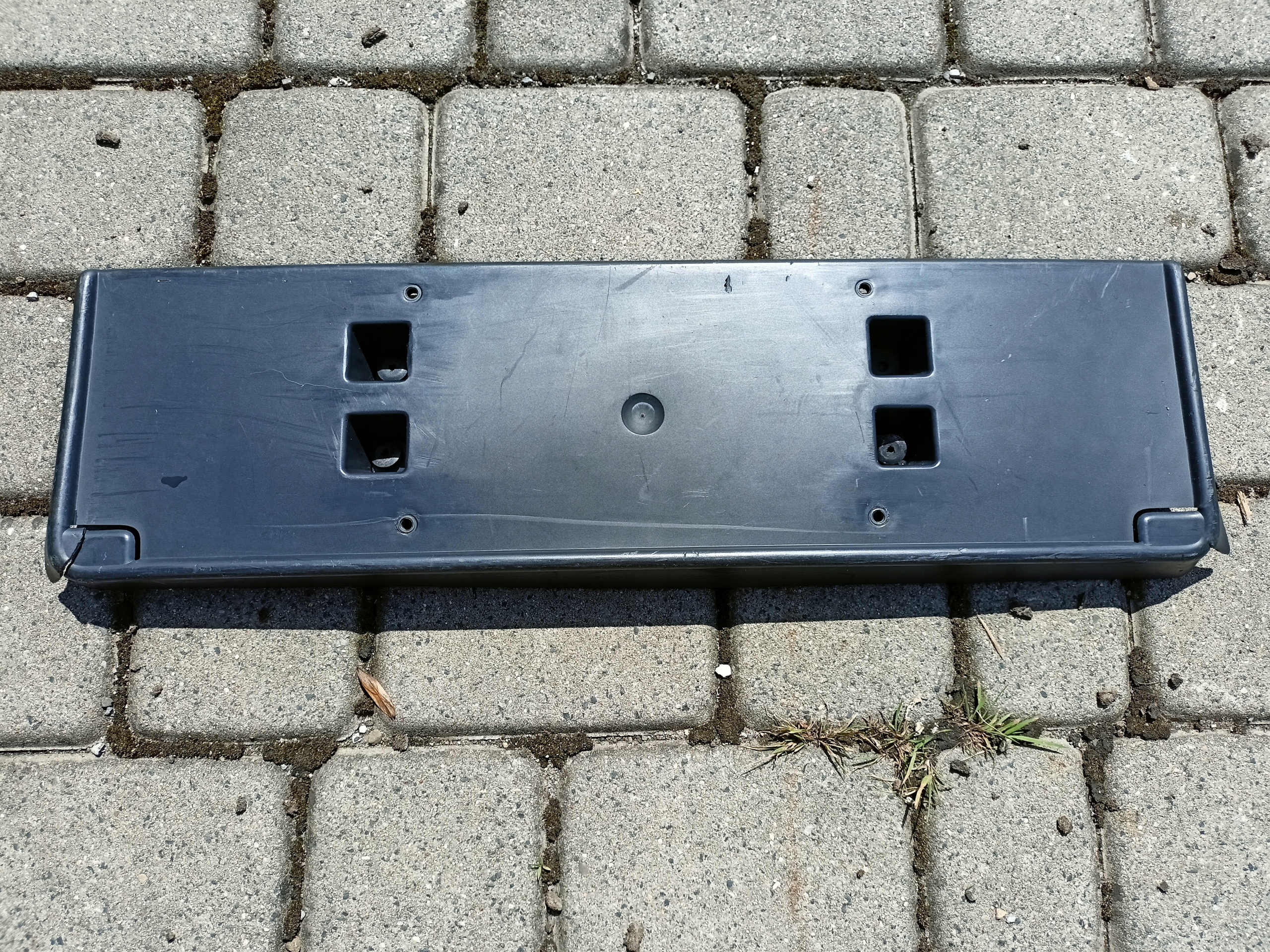 RAMKA PRZEDNIEJ TABLICY REJESTRACYJNEJ JEEP WRANGLER 68295604AA 68293739AA