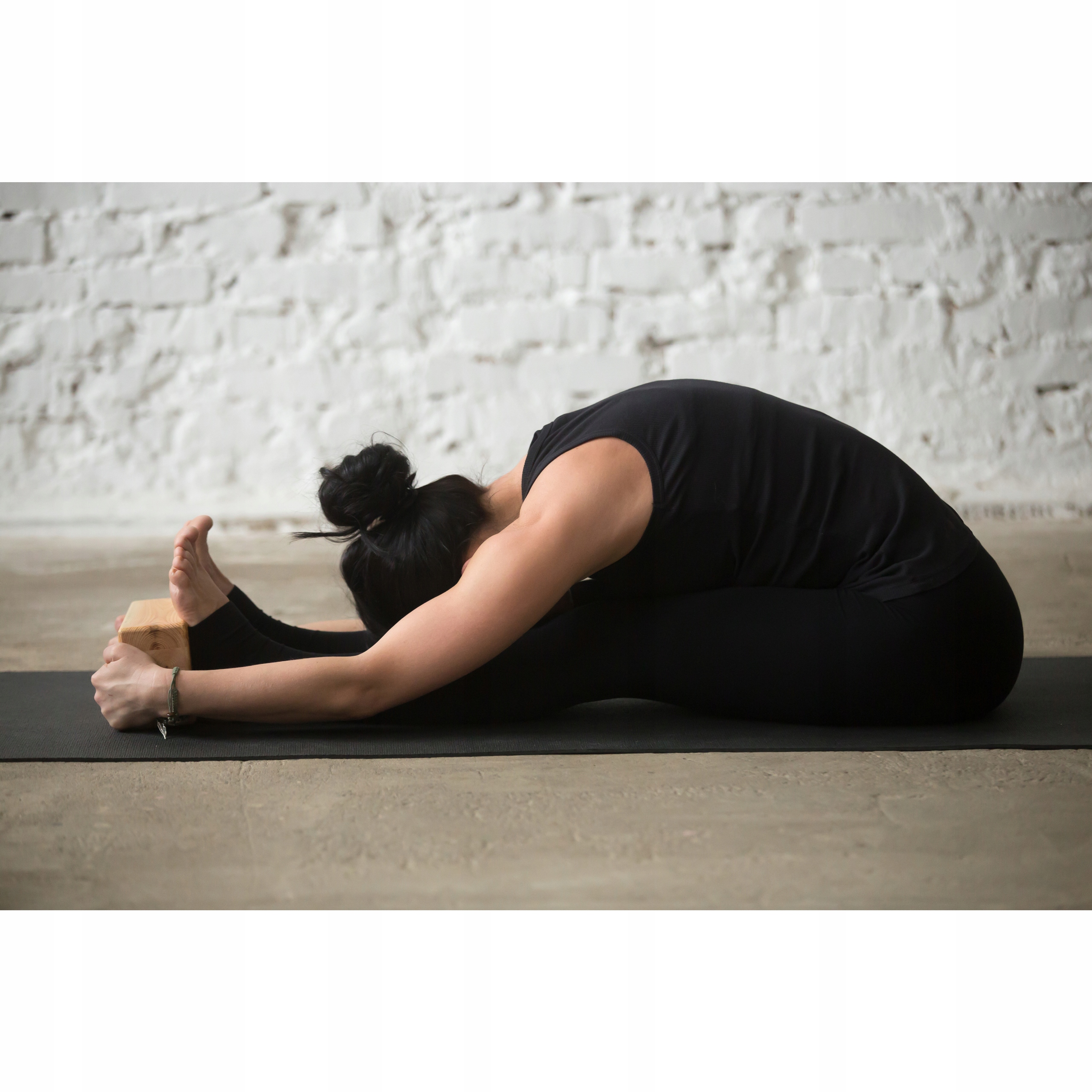 MATA GIMNASTYCZNA DO ĆWICZEŃ JOGI PILATESU FITNESS GRUBA 180x60 + PASKI Materiał tworzywo NBR