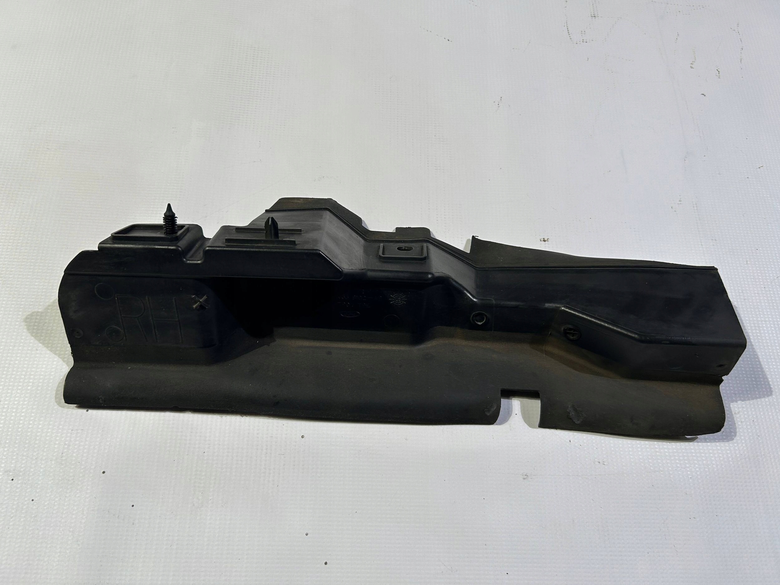 intake drain air duct air line right Ford Mustang 2010-2012