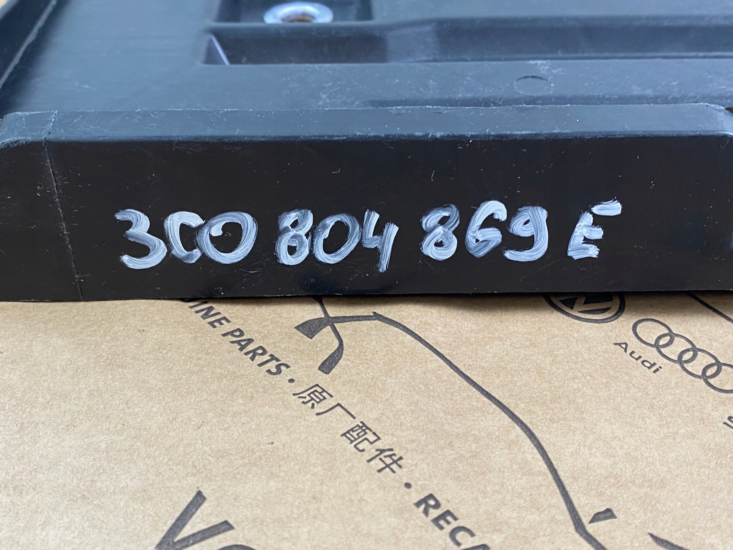 GD VW PASSAT B6 PODSTAWA AKMULATORA 3C0804869E Producent części Volkswagen OE