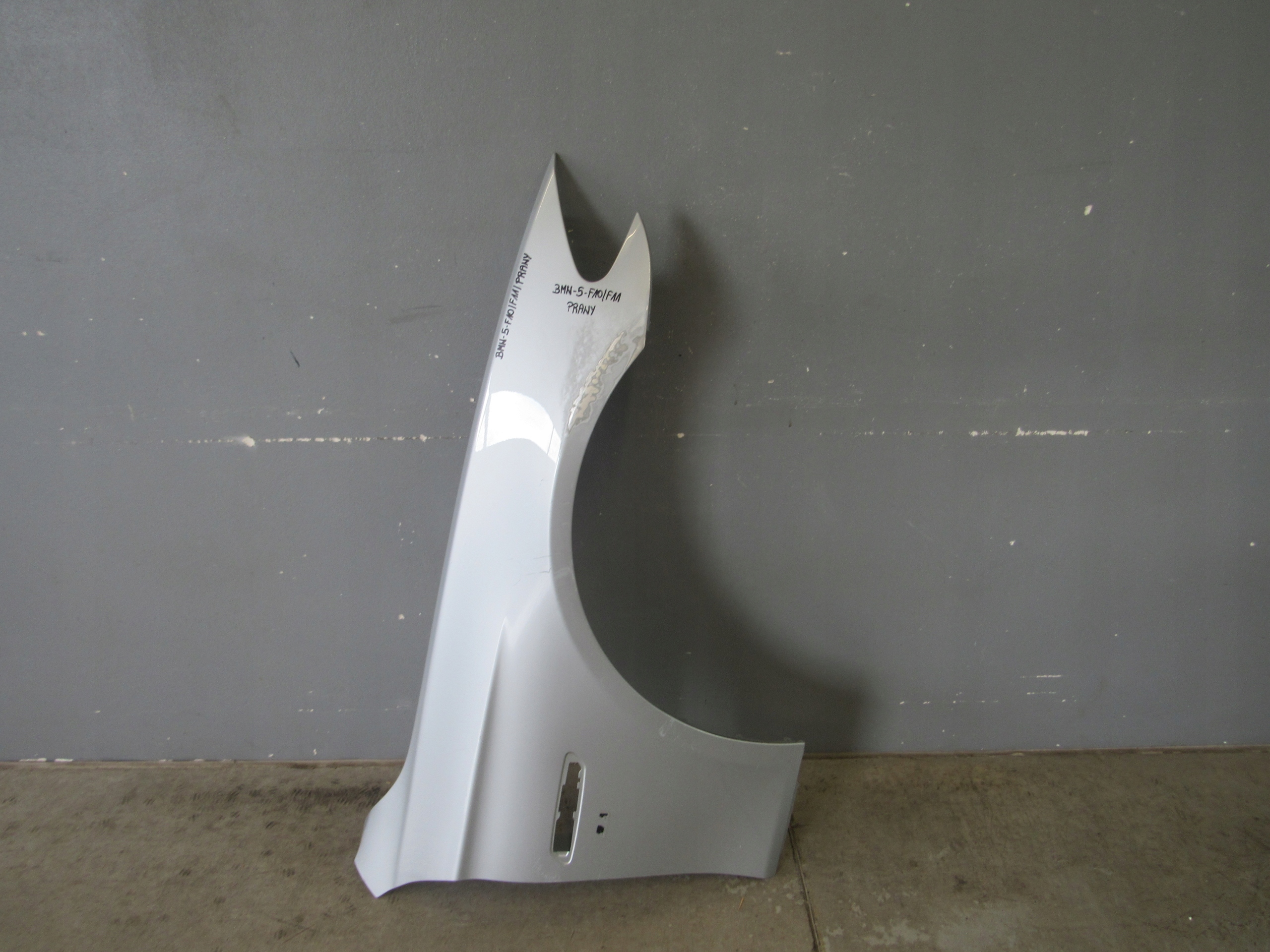 BMW F10 F11 5 BŁOTNIK PRAWY PRZÓD