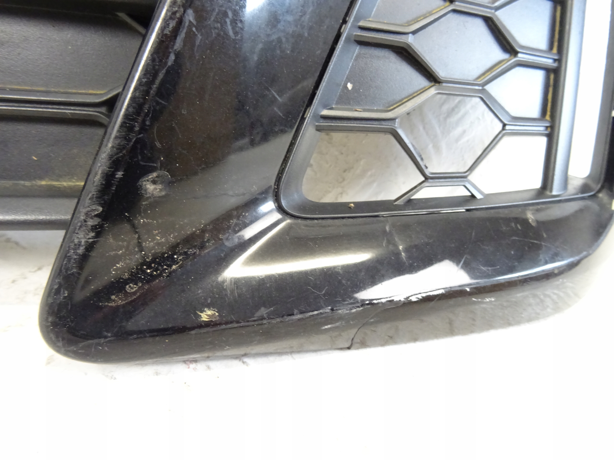 grid of a bumper front front right AUDI A4 B9 LIFT S-LINE 8W0807682AM