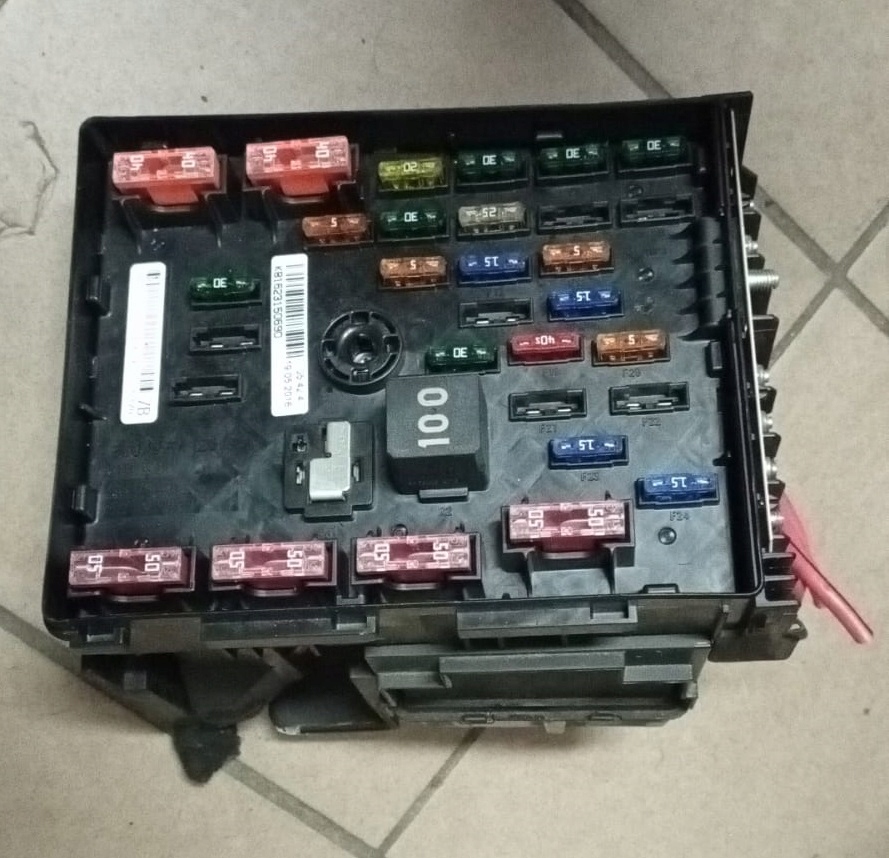 OBUDOWA SKRZYNKI BEZPIECZNIKÓW VW SHARAN II 3C0937125A