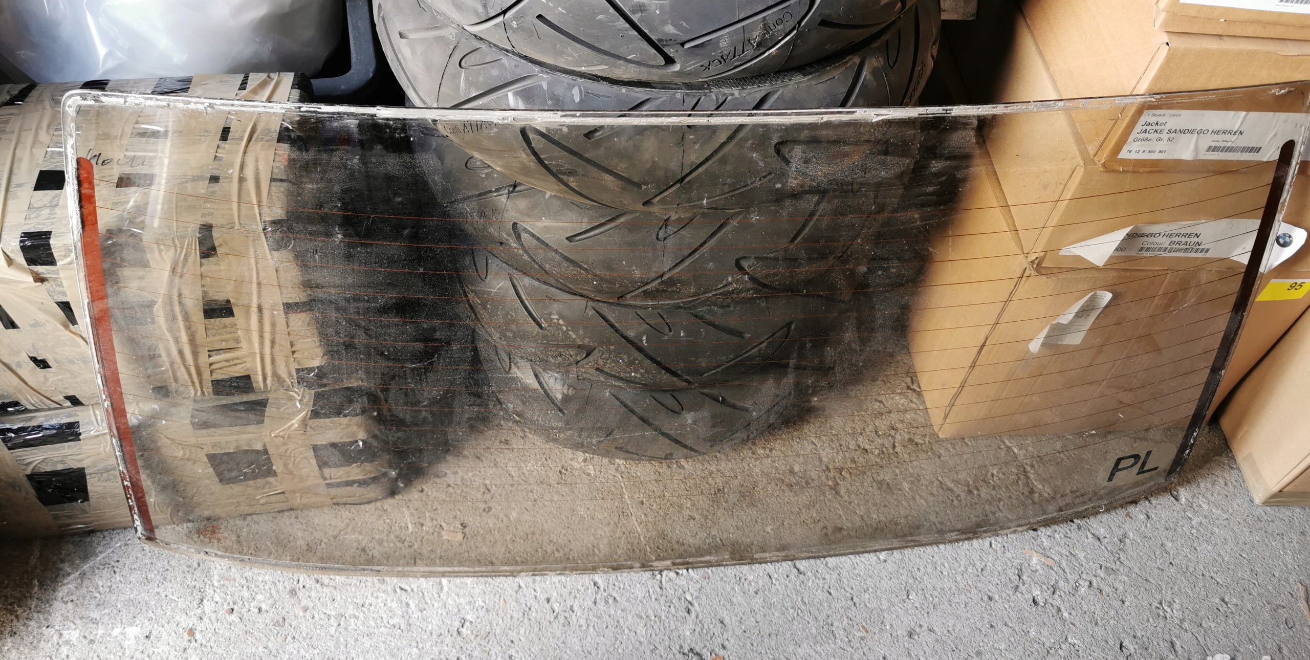 Коричневе заднє скло BMW E28