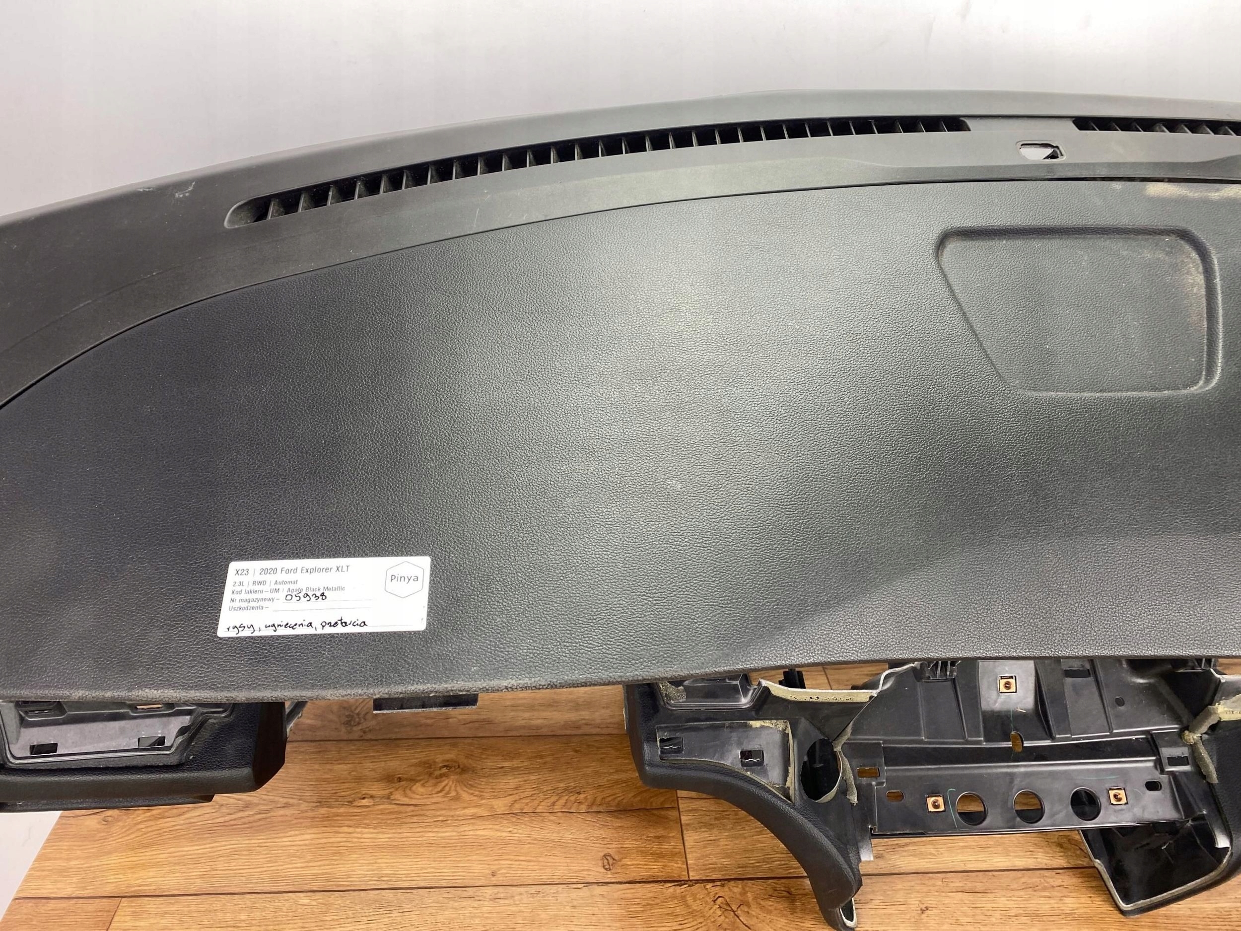 console dashboard instrument panel Ford Explorer VI 2020+ USA