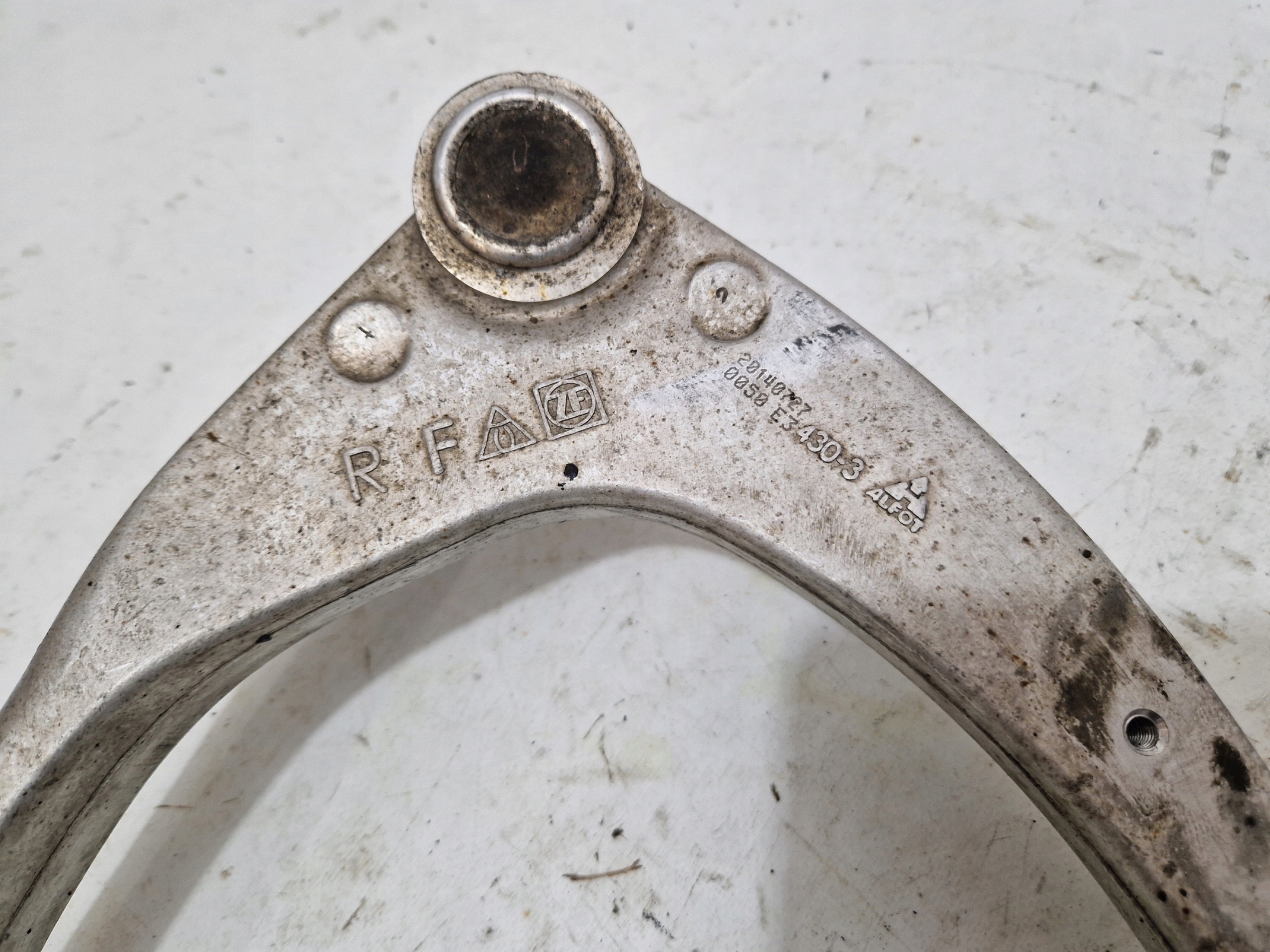 CADILLAC ESCALADE IV 15- 6.2 V8 arm upper right front front 23125969