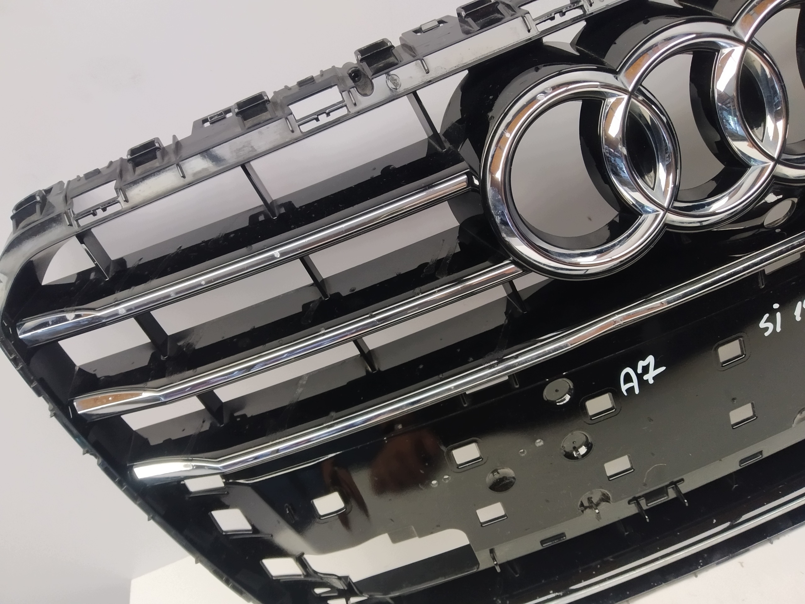 2010-2014r Audi A7 4G8 front PREKLADgrill below kamere w bumper front original