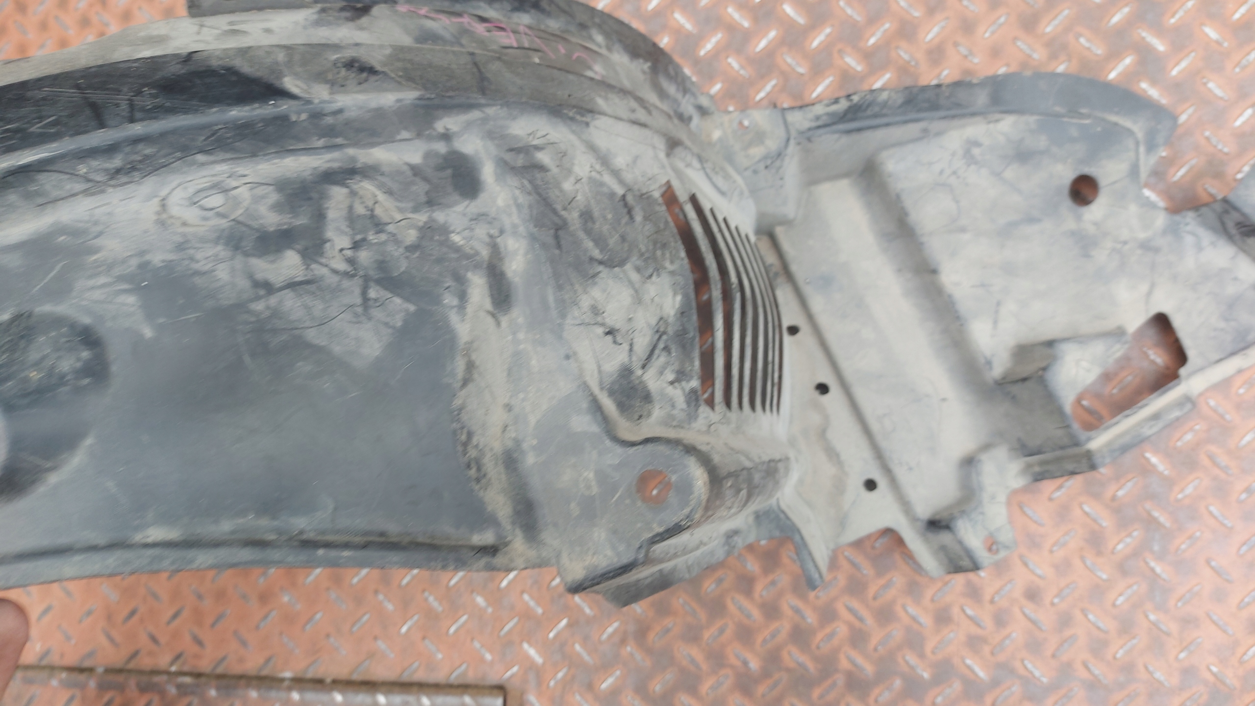 mudguard left front TOYOTA COROLLA VERSO 04-09