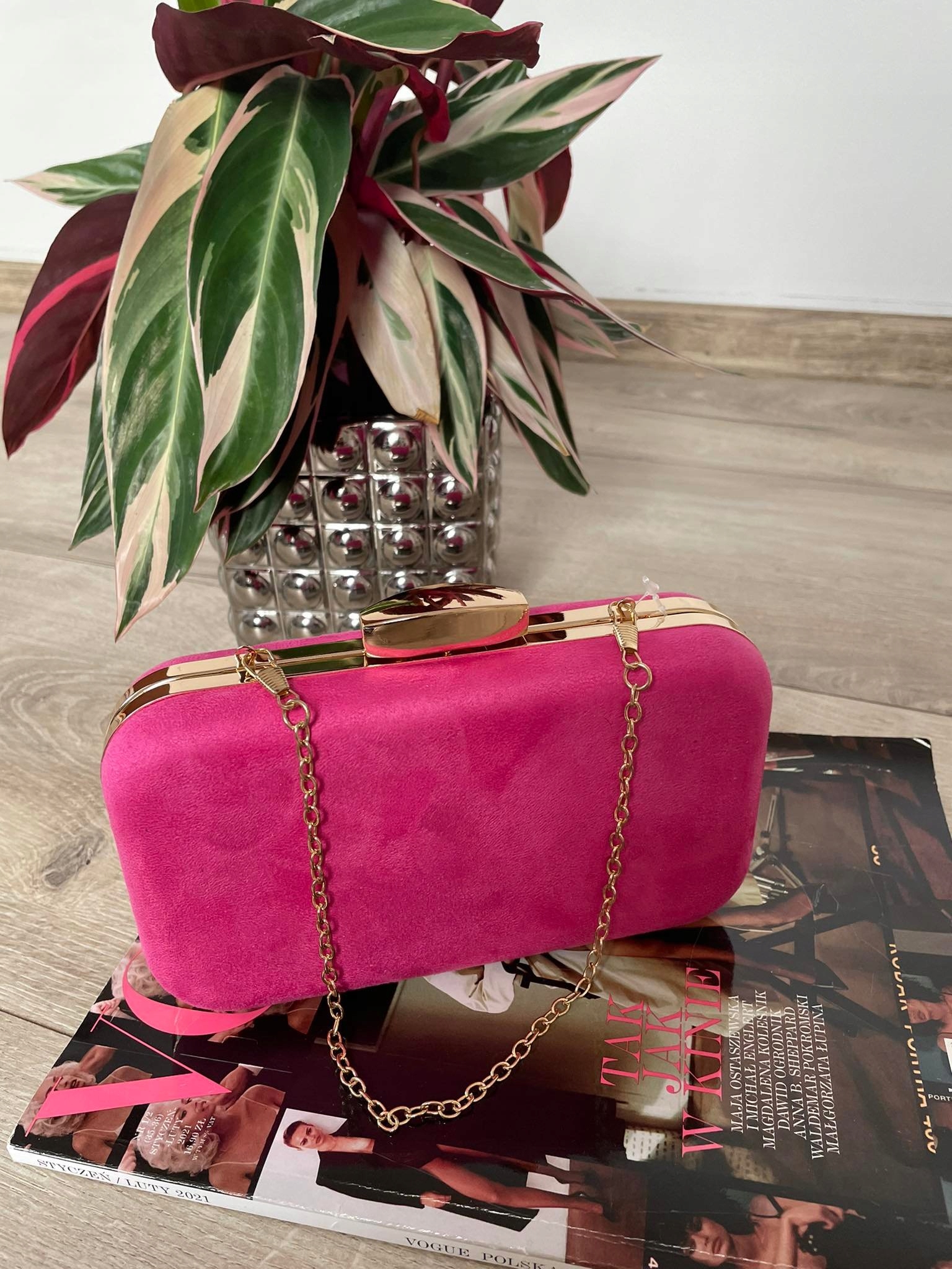 ZAMSZOWA TOREBKA DAMSKA PUZDERKO NA ŁAŃCUSZKU Szerokość produktu 20 cm