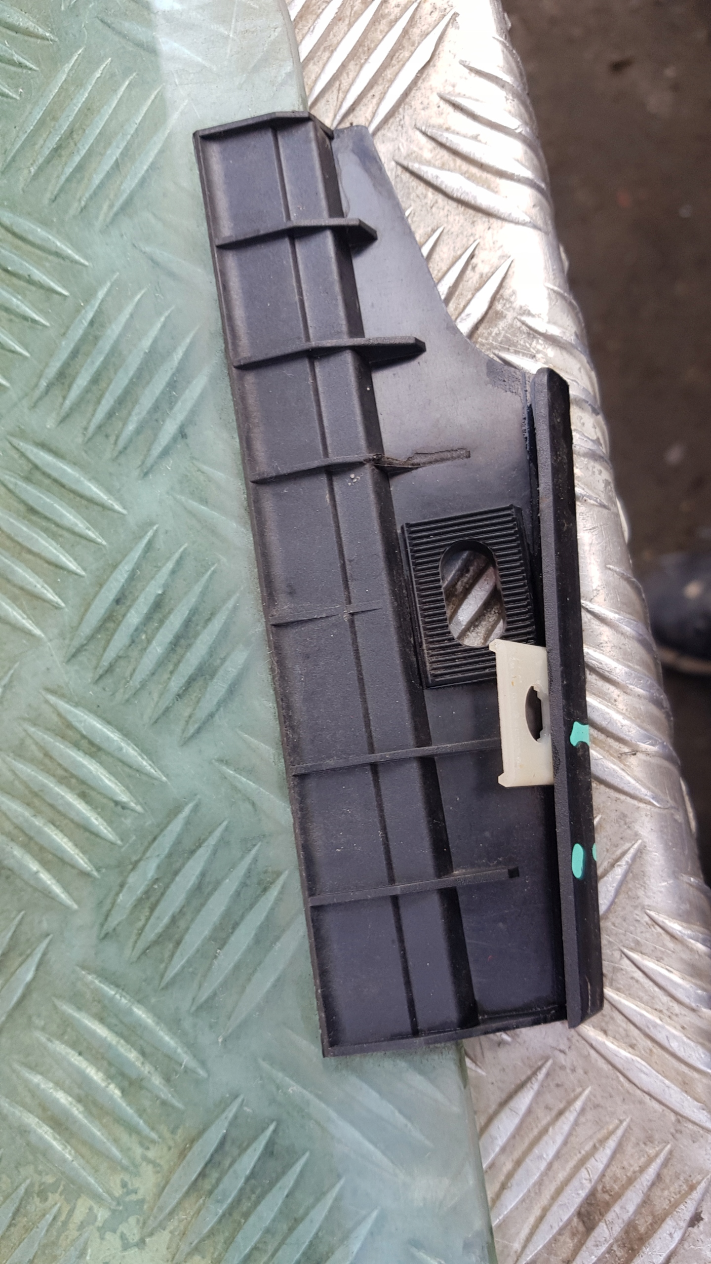 AUDI A8 D2 window left rear part door