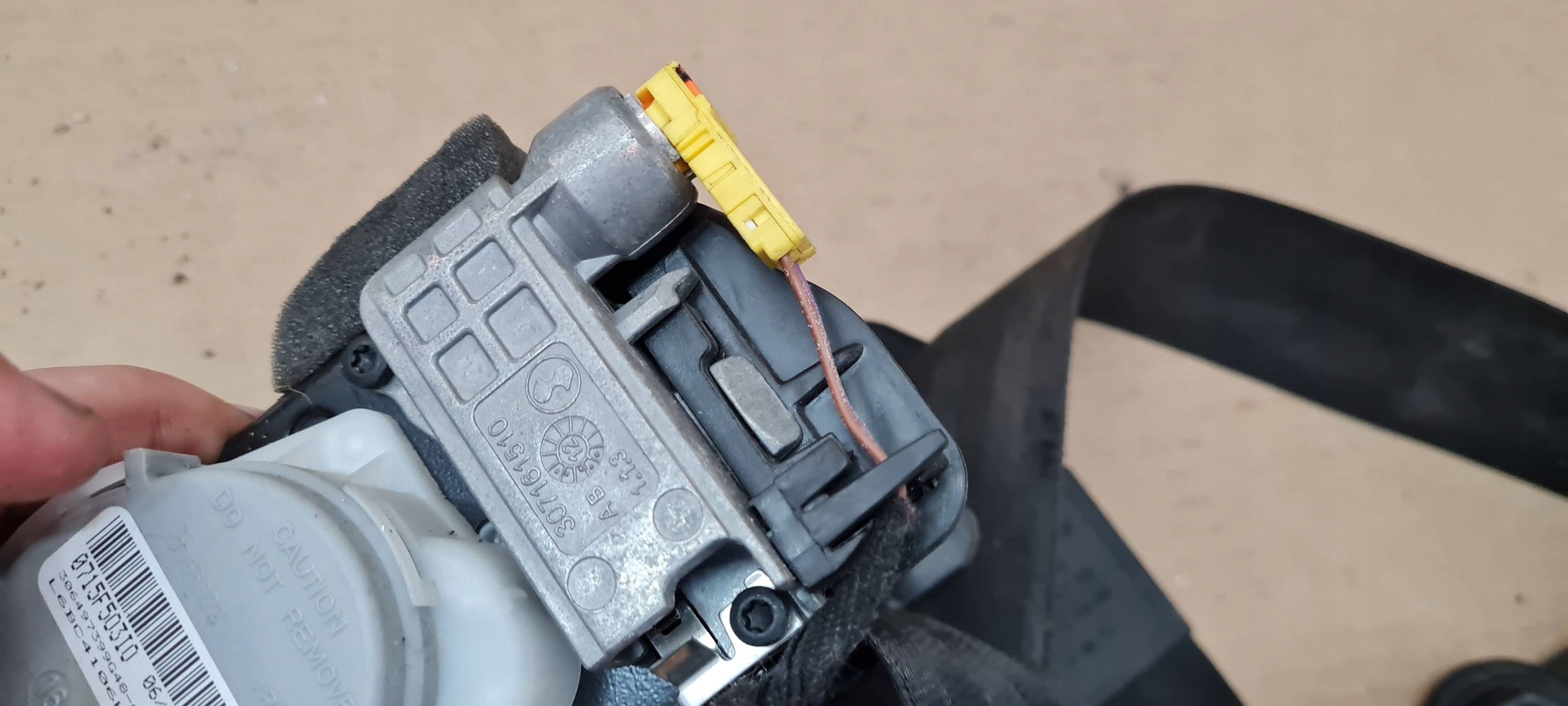 A5 8T S5 tension belt safety front left right 8T0857705