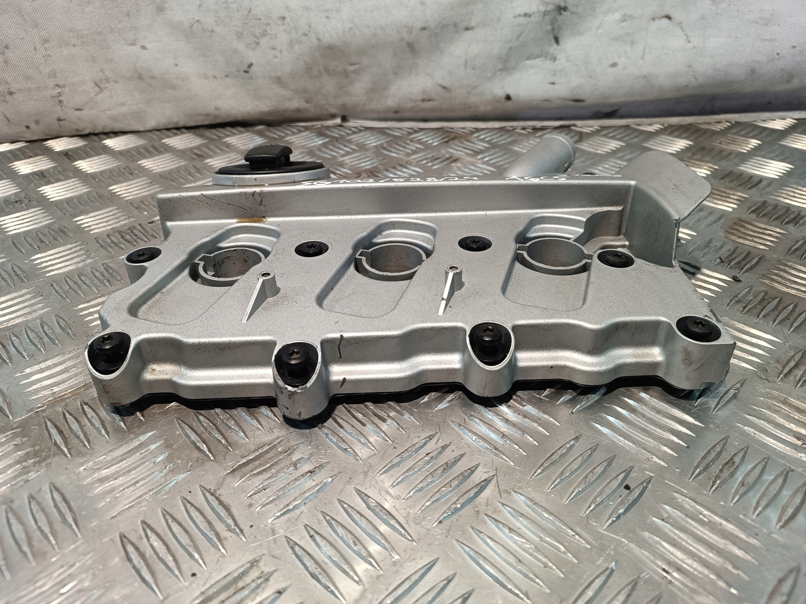 Abdeckung der Ventile AUDI A6 C6 2.4B V6 2004r 06E1034720